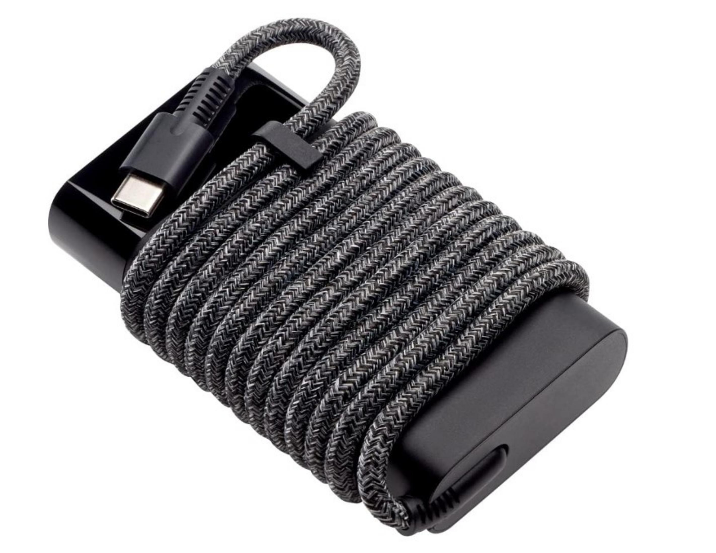 Un cavo di ricarica nero con connettore USB-C, avvolto attorno a un alimentatore nero.