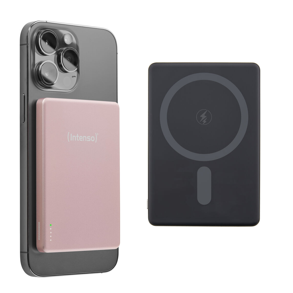 Ein rosafarbenes Powerbank-Gerät ist auf der Rückseite eines Smartphones befestigt. Daneben liegt ein schwarzes Ladegerät.