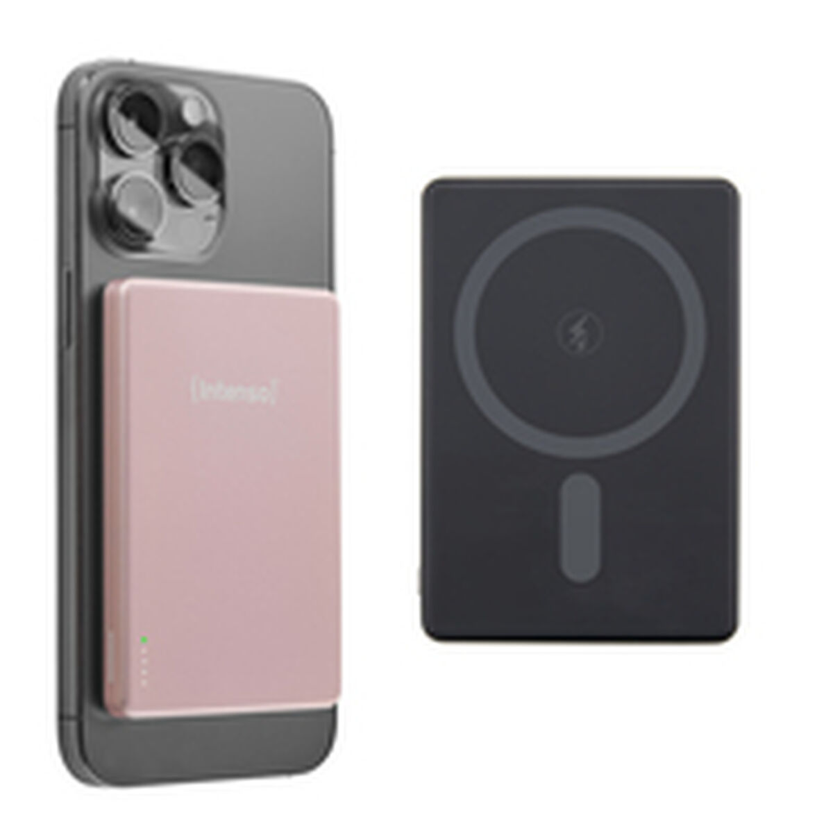 Eine rosa Powerbank ist an einem grauen Handy befestigt. Daneben liegt ein schwarzes Ladegerät.