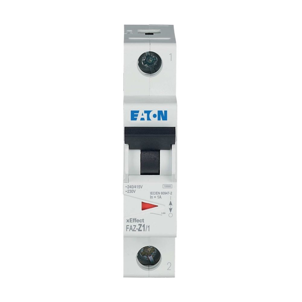 Un interruttore automatico Eaton bianco con interruttore ed etichettatura neri.