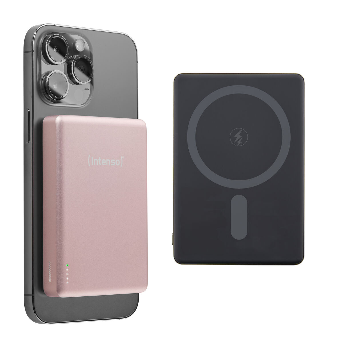 Eine roségoldene Powerbank ist an einem Telefon angebracht. Ein schwarzes Ladegerät ist in der Nähe.