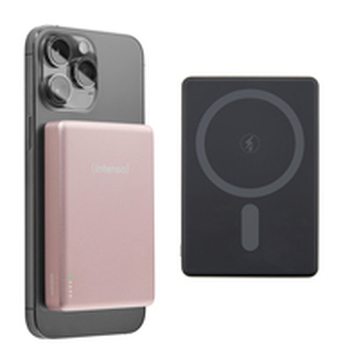 Ein rosafarbenes Ladegerät ist an einem iPhone befestigt. Daneben liegt ein schwarzes Ladegerät.