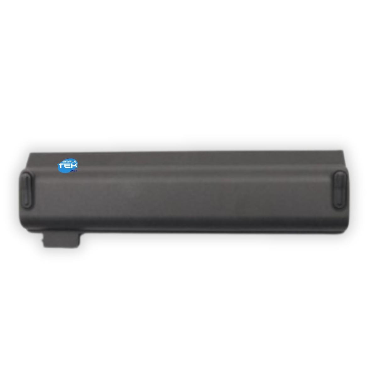 Un pacco batteria per laptop rettangolare grigio scuro con un piccolo logo blu e bianco a sinistra.