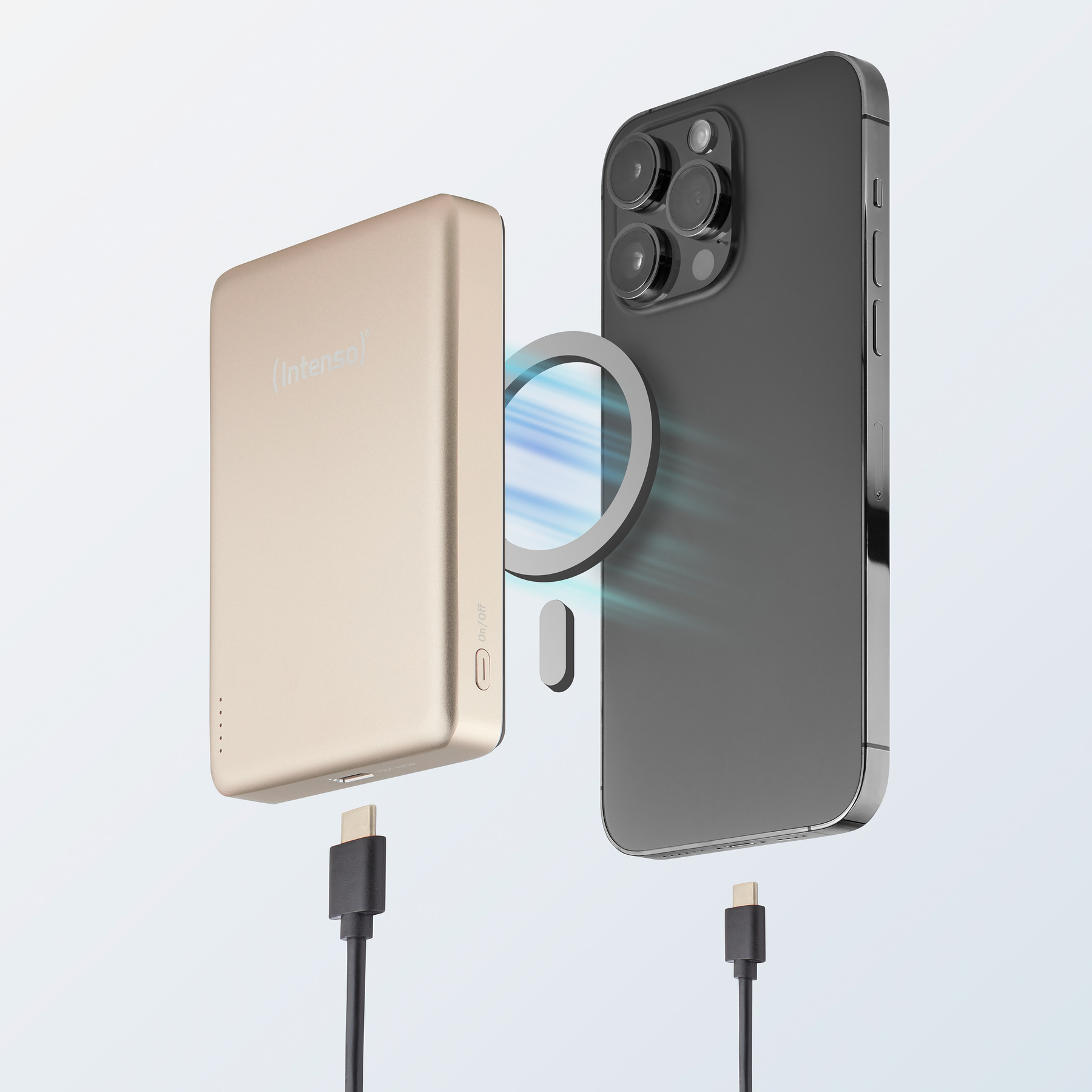 Power bank dorata con cavo di ricarica accanto a un telefono nero con porta.