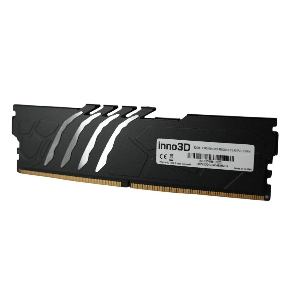 Gümüş vurgulara ve Inno3D logosuna sahip siyah DDR5 RAM modülü.