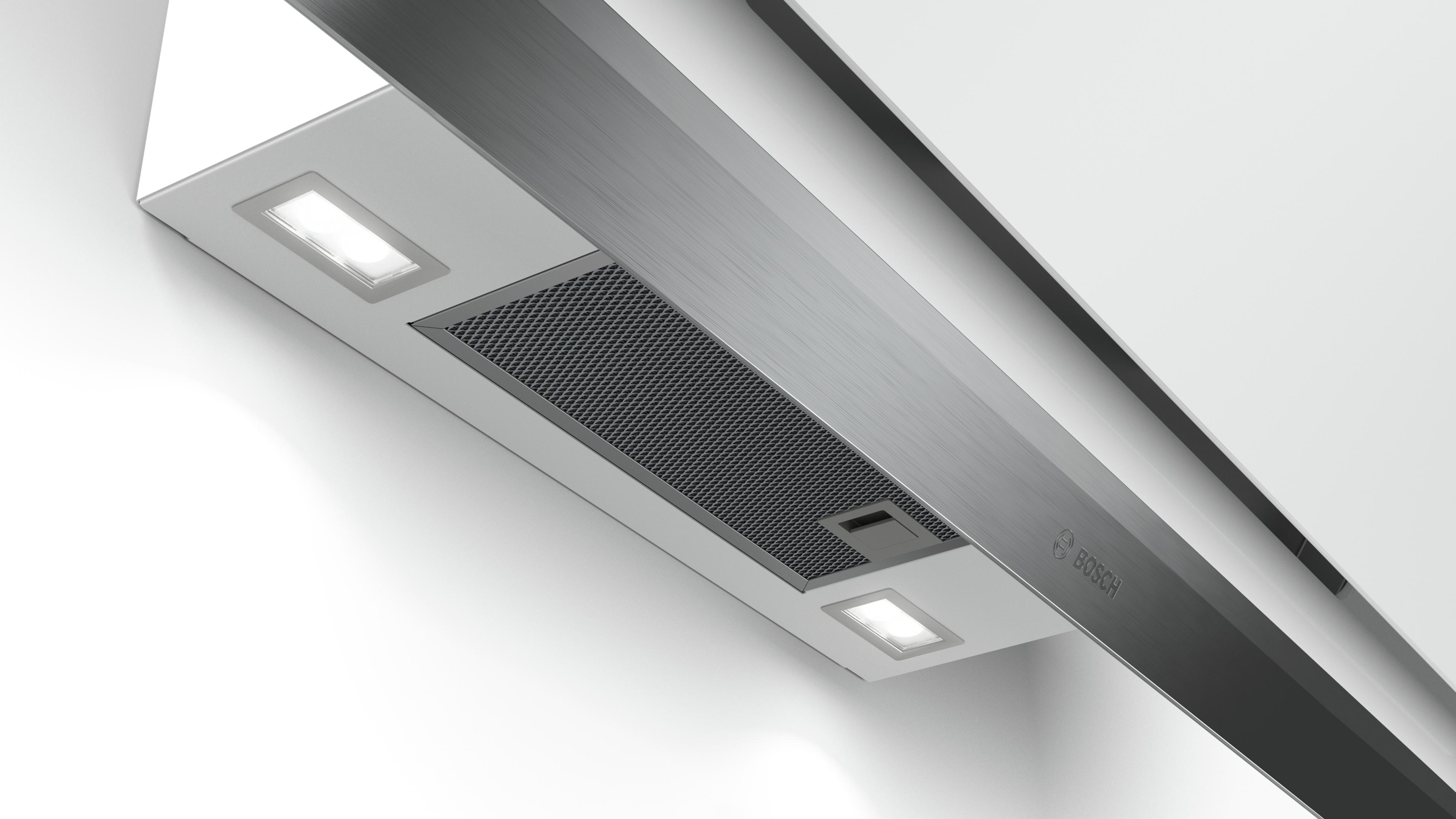 Una campana extractora moderna con detalles en metal cepillado y blanco, con dos luces LED.
