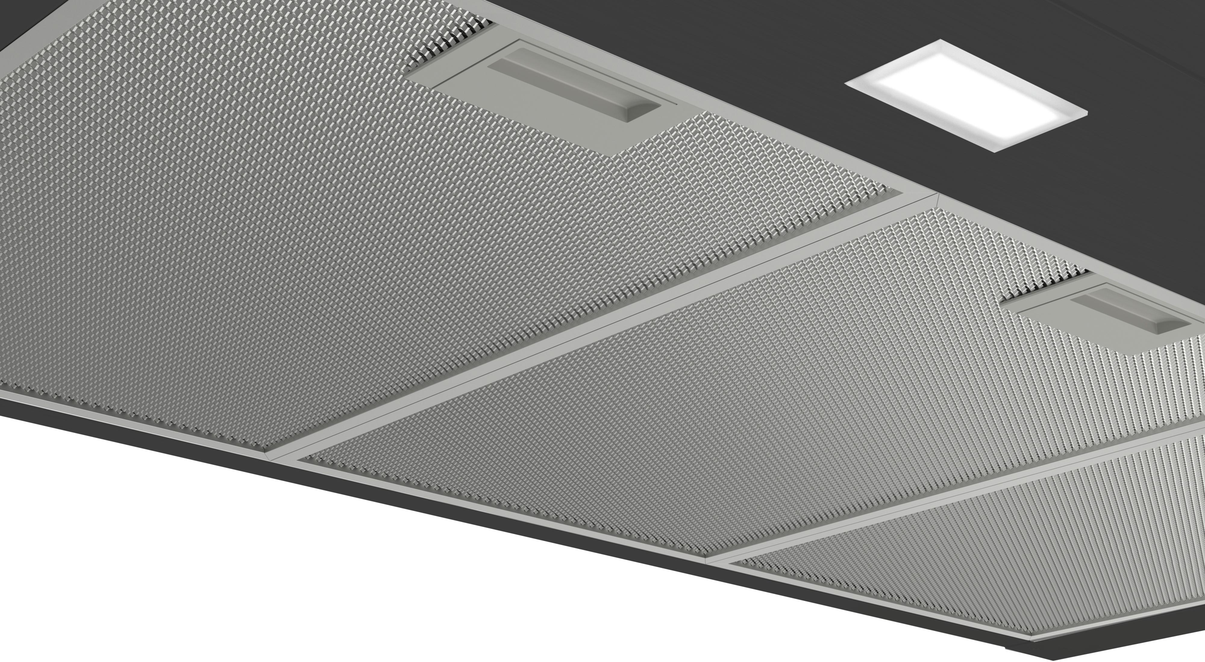 Una cappa da cucina con filtri in metallo e una luce LED.