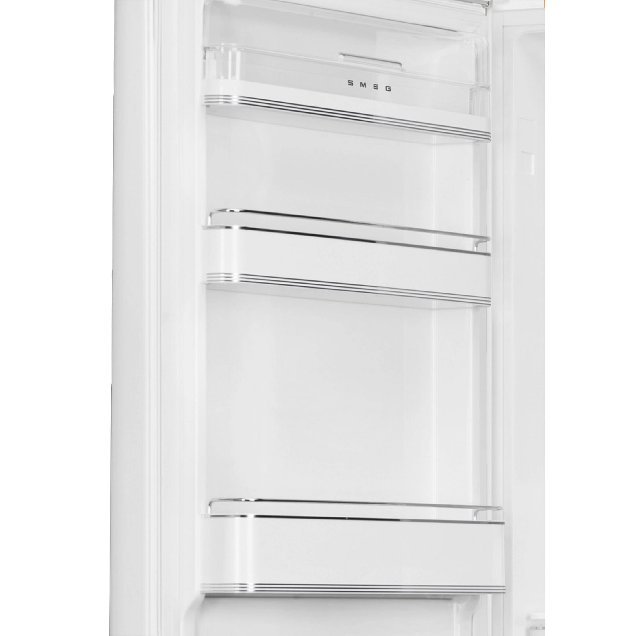 Vista interior de un frigorífico blanco con estantes y el logo SMEG.