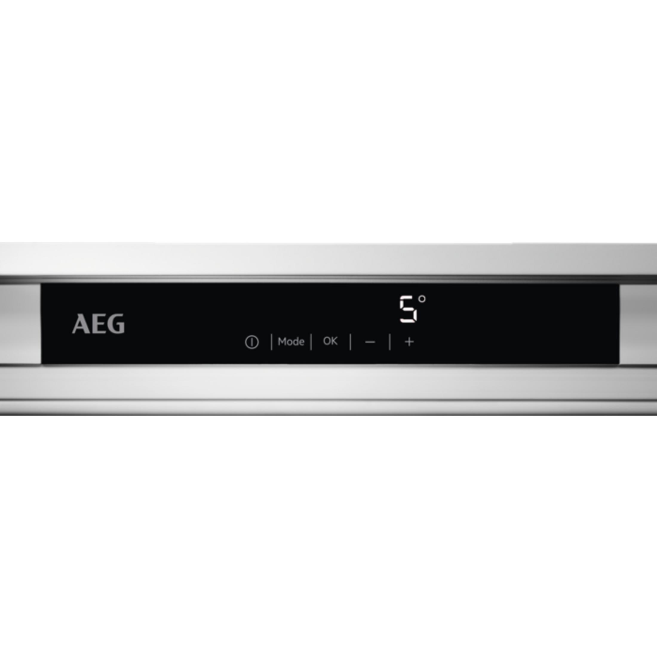 Logo AEG en pantalla negra que muestra 5°C y controles.