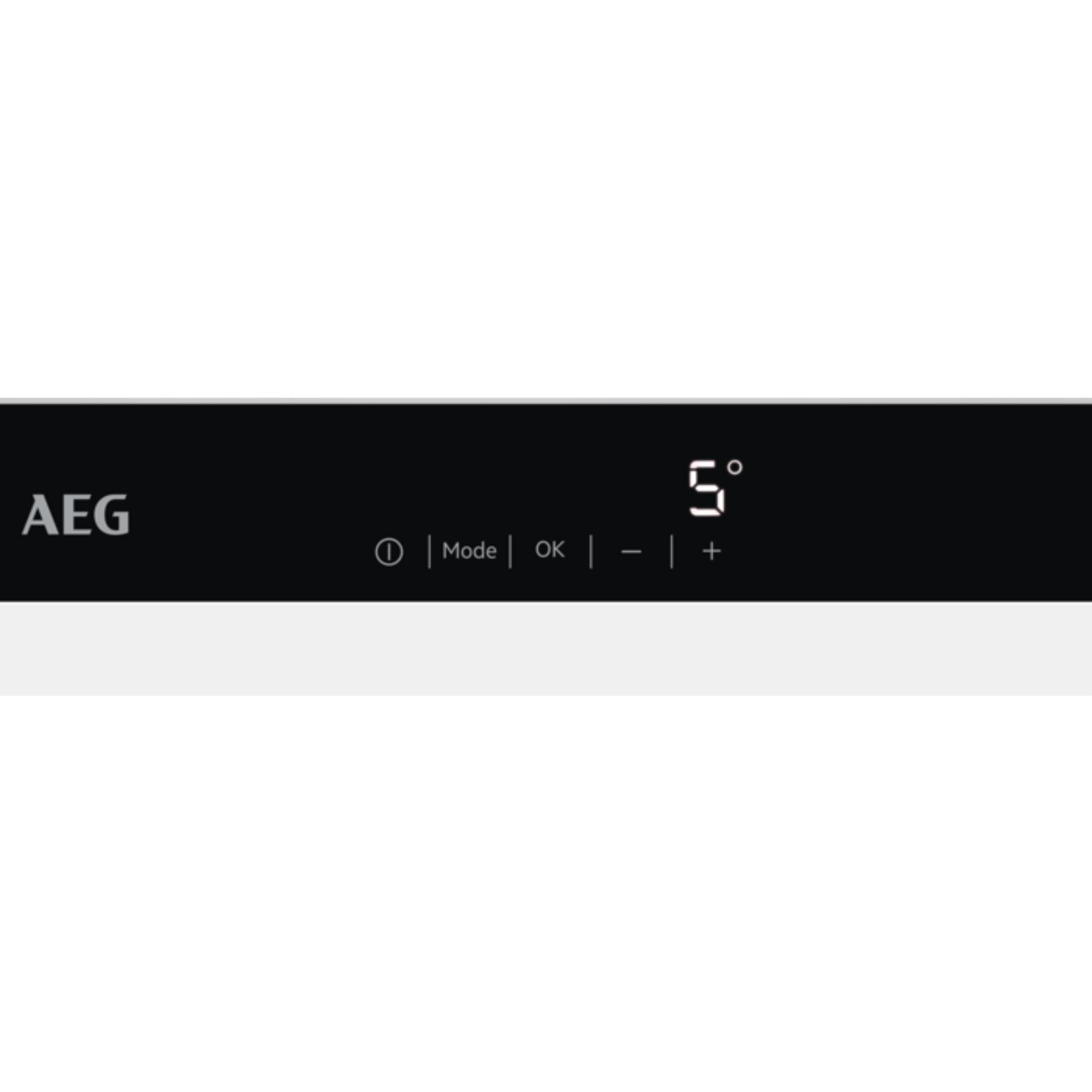 Logo AEG con display che mostra 5 gradi, modalità, OK, meno e più.