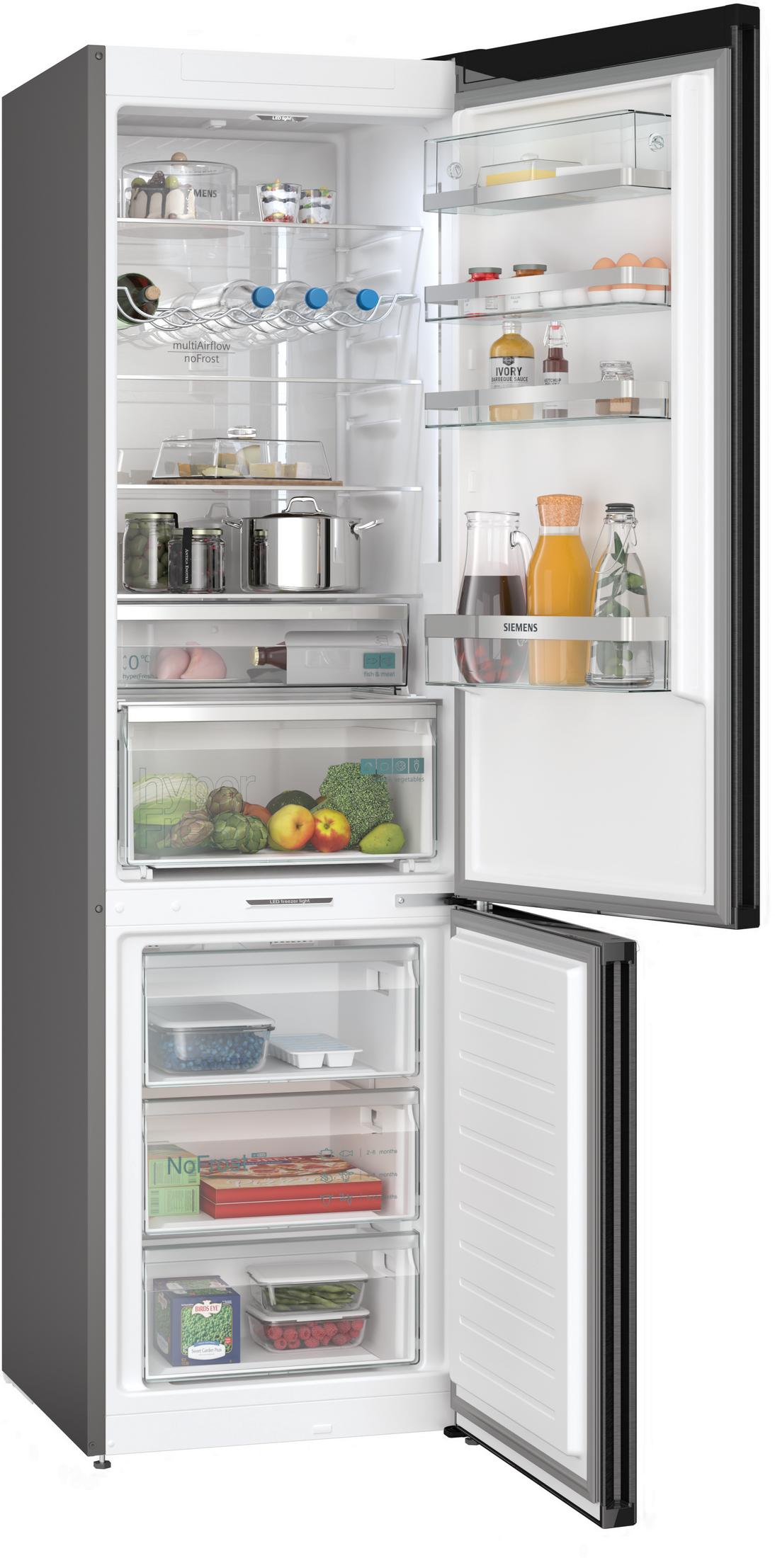 Otwarta lodówka z jedzeniem i napojami na wielu półkach.