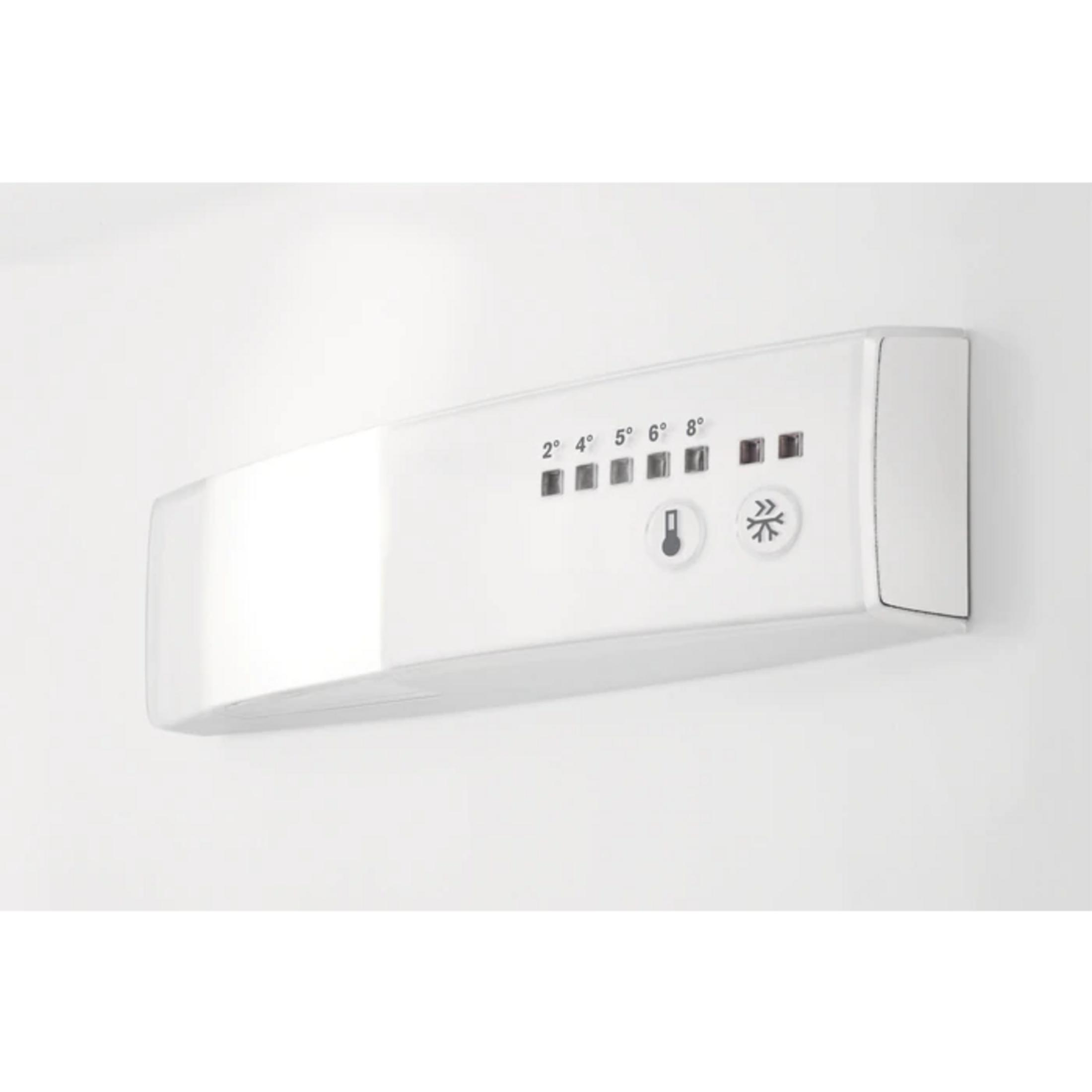 Een wit bedieningspaneel met temperatuurindicatoren en pictogrammen voor koeling en thermometer.