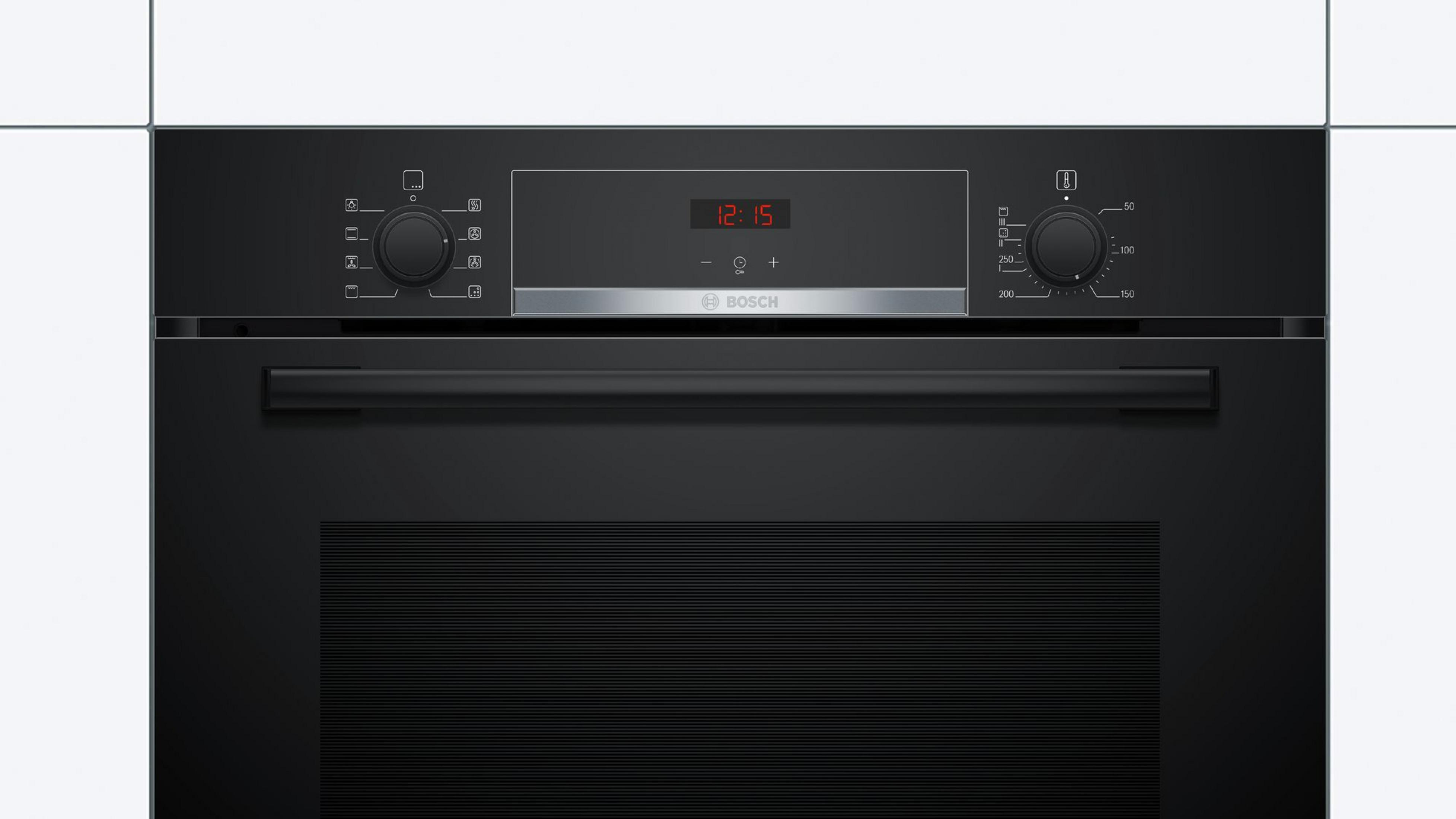 Een zwarte Bosch oven met digitale klokweergave en draaiknoppen.