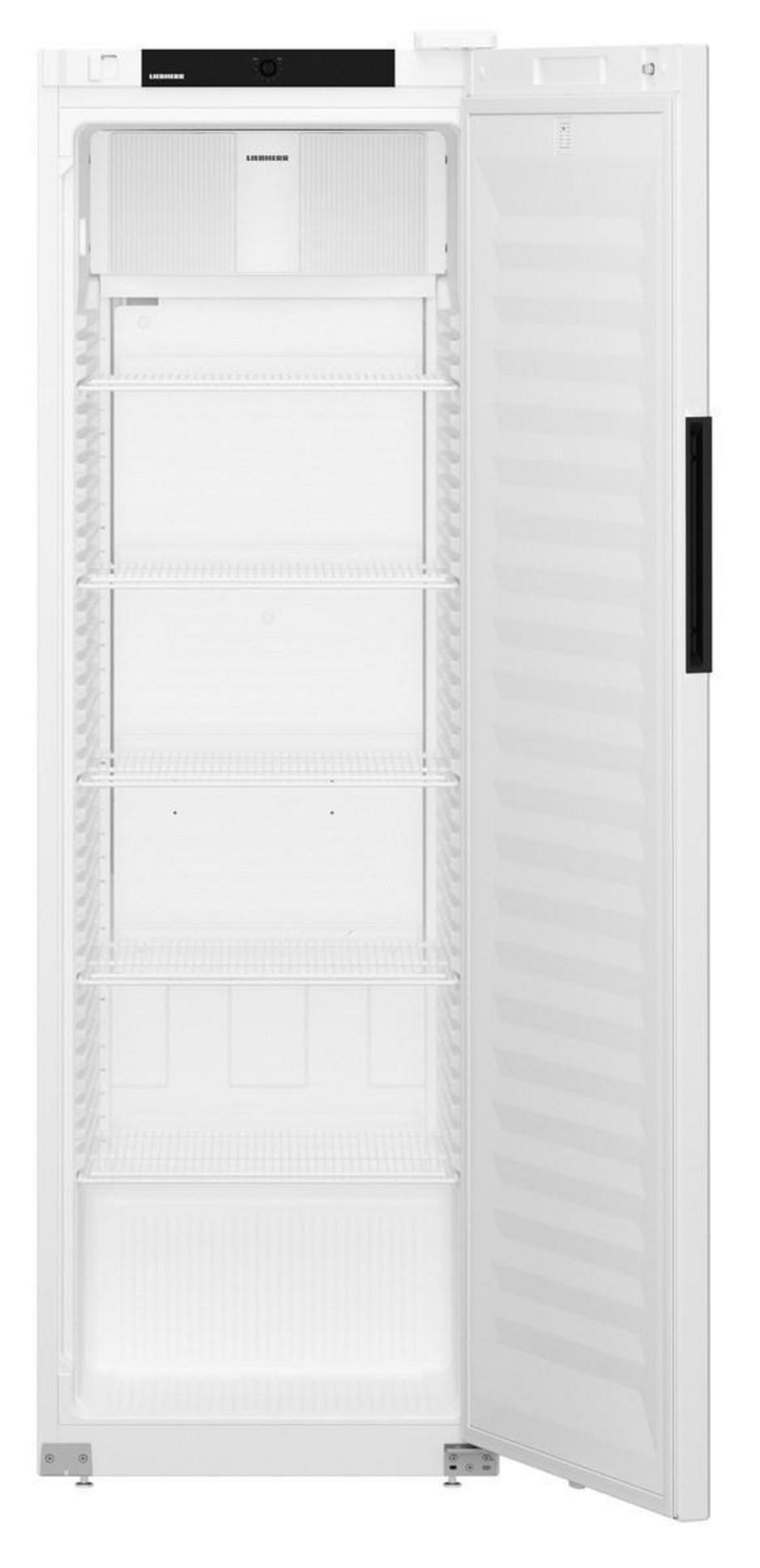 Un congelatore verticale bianco con porta aperta, ripiani vuoti.