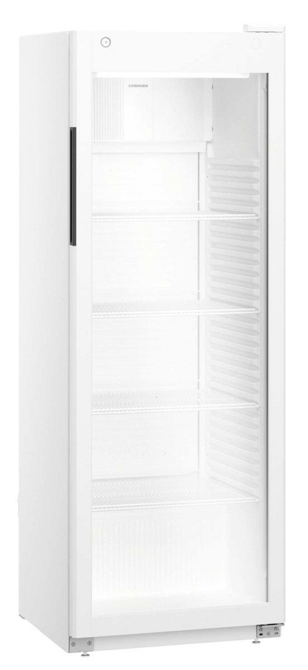 Un frigorifero bianco con porta a vetro e quattro ripiani. L'interno è vuoto.