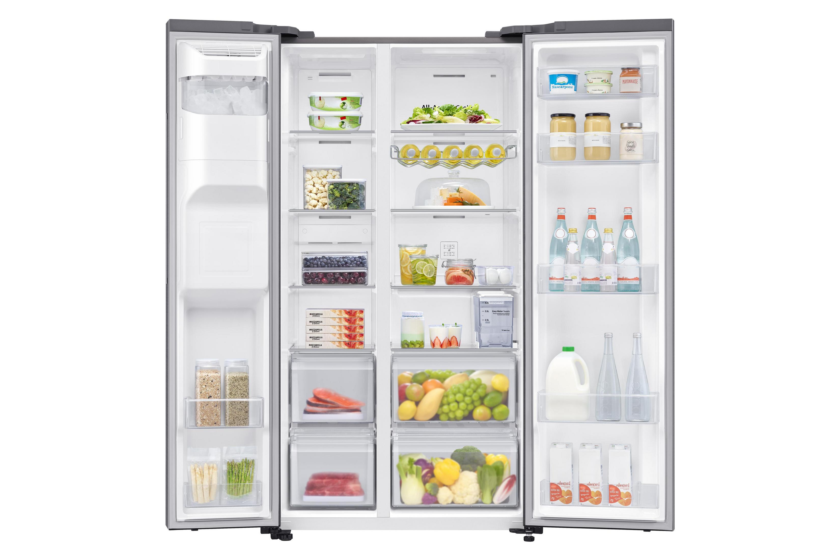 Ein offener Kühlschrank mit Lebensmitteln wie Obst, Gemüse, Fleisch, Flaschen und Behältern.