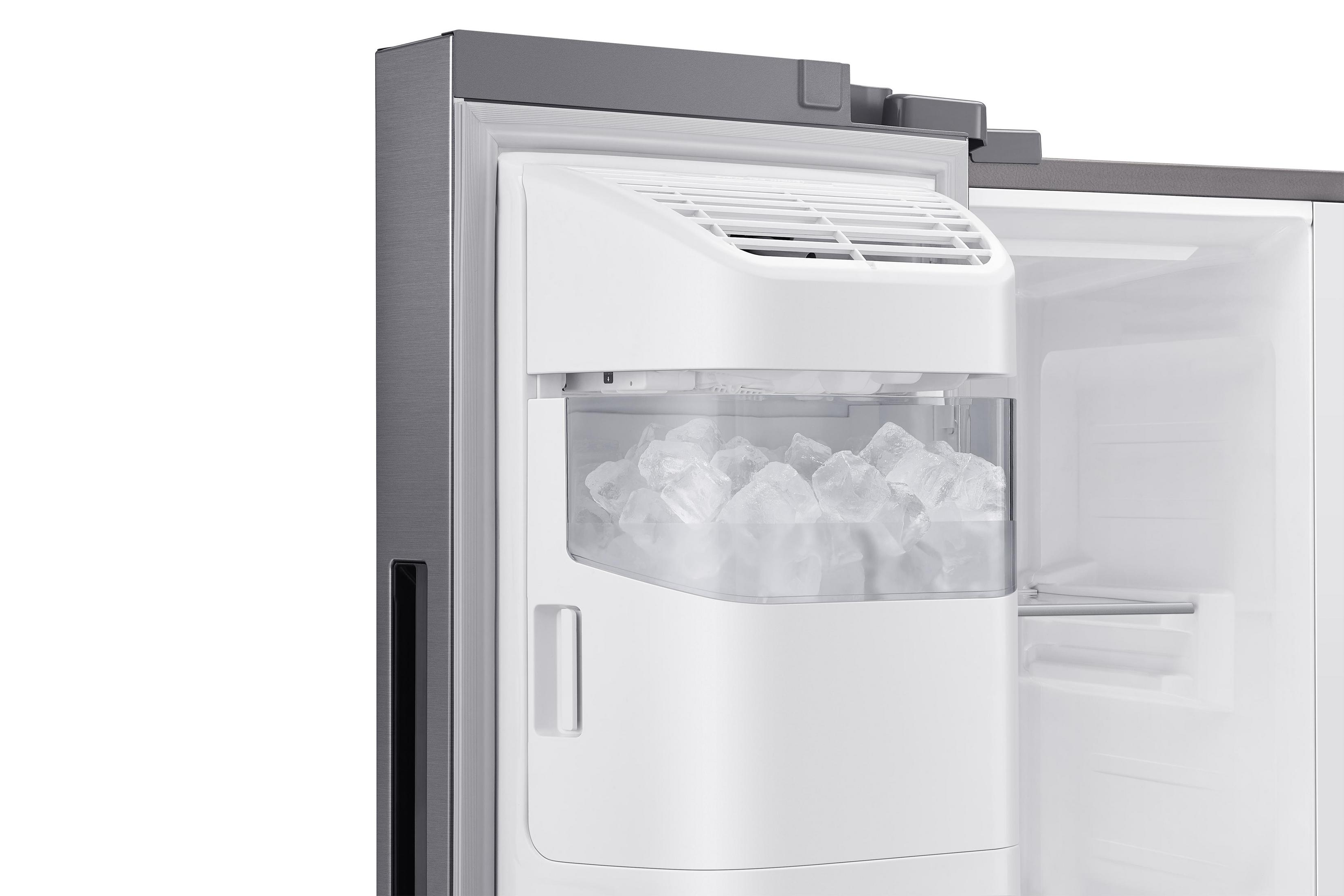 Ein Kühlschrank mit Eiswürfelbehälter, gefüllt mit Eiswürfeln.