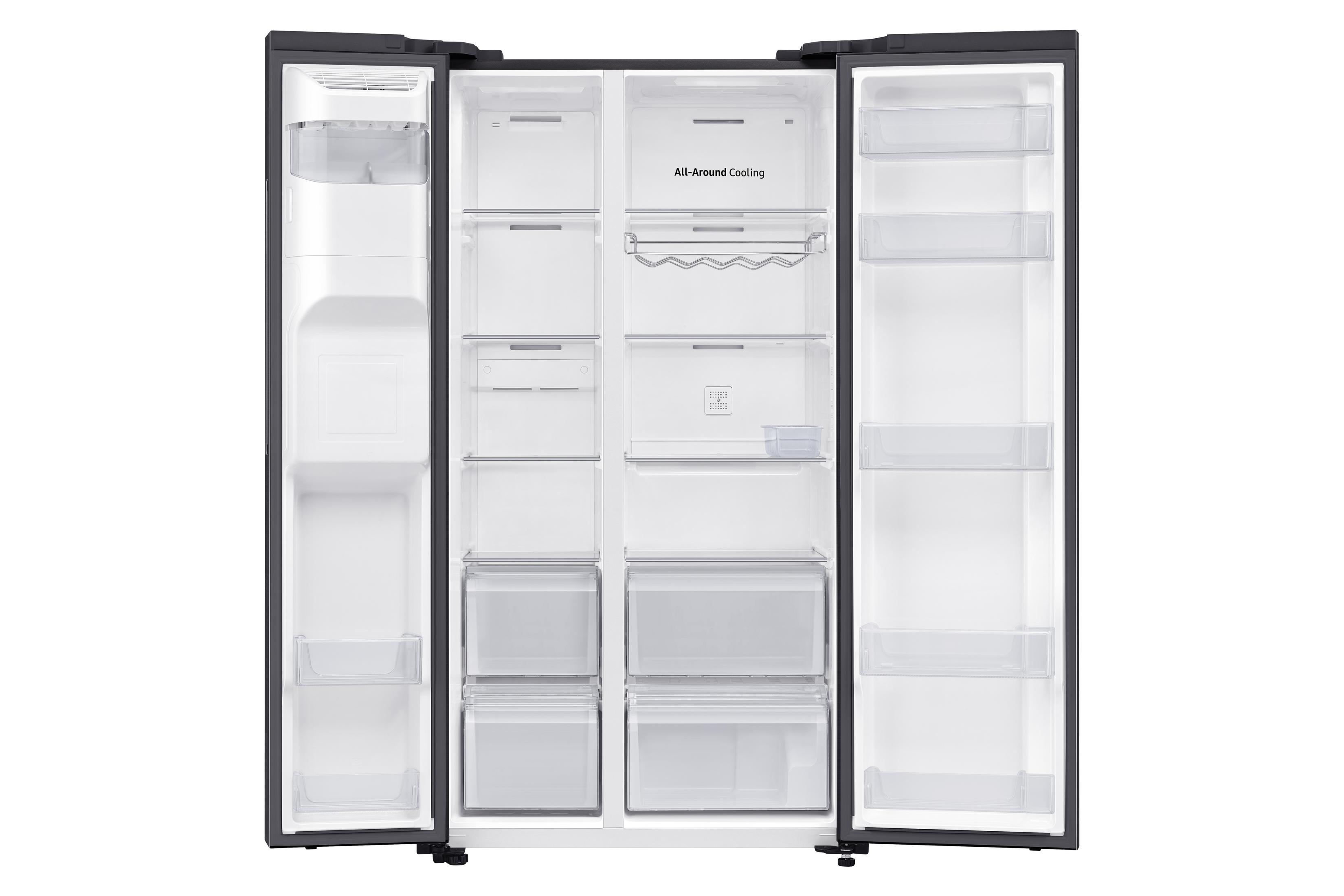 Een open koelkast met meerdere planken en lades. Het interieur is wit met zwarte accenten.