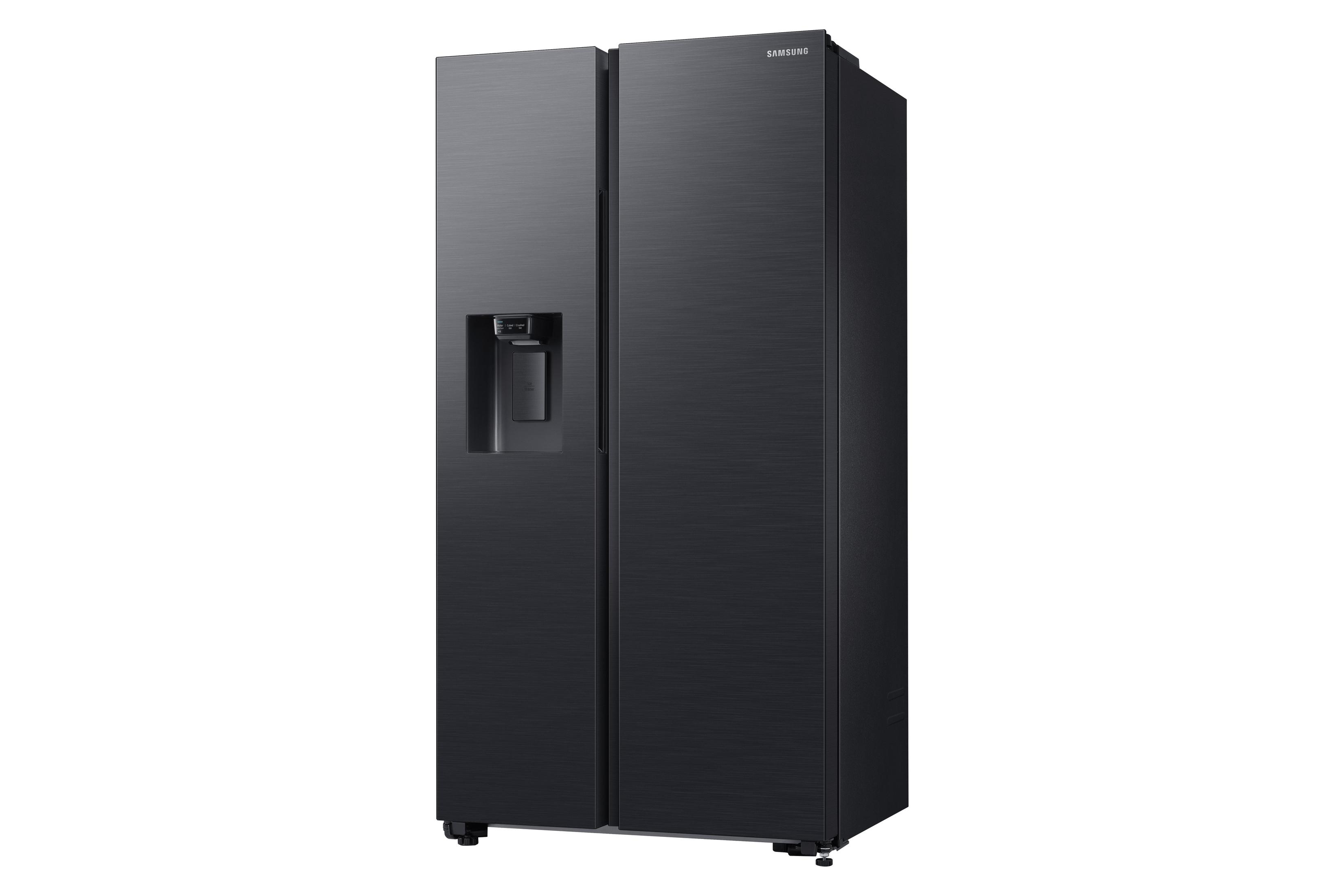 Zwarte Samsung side-by-side koelkast met waterdispenser.