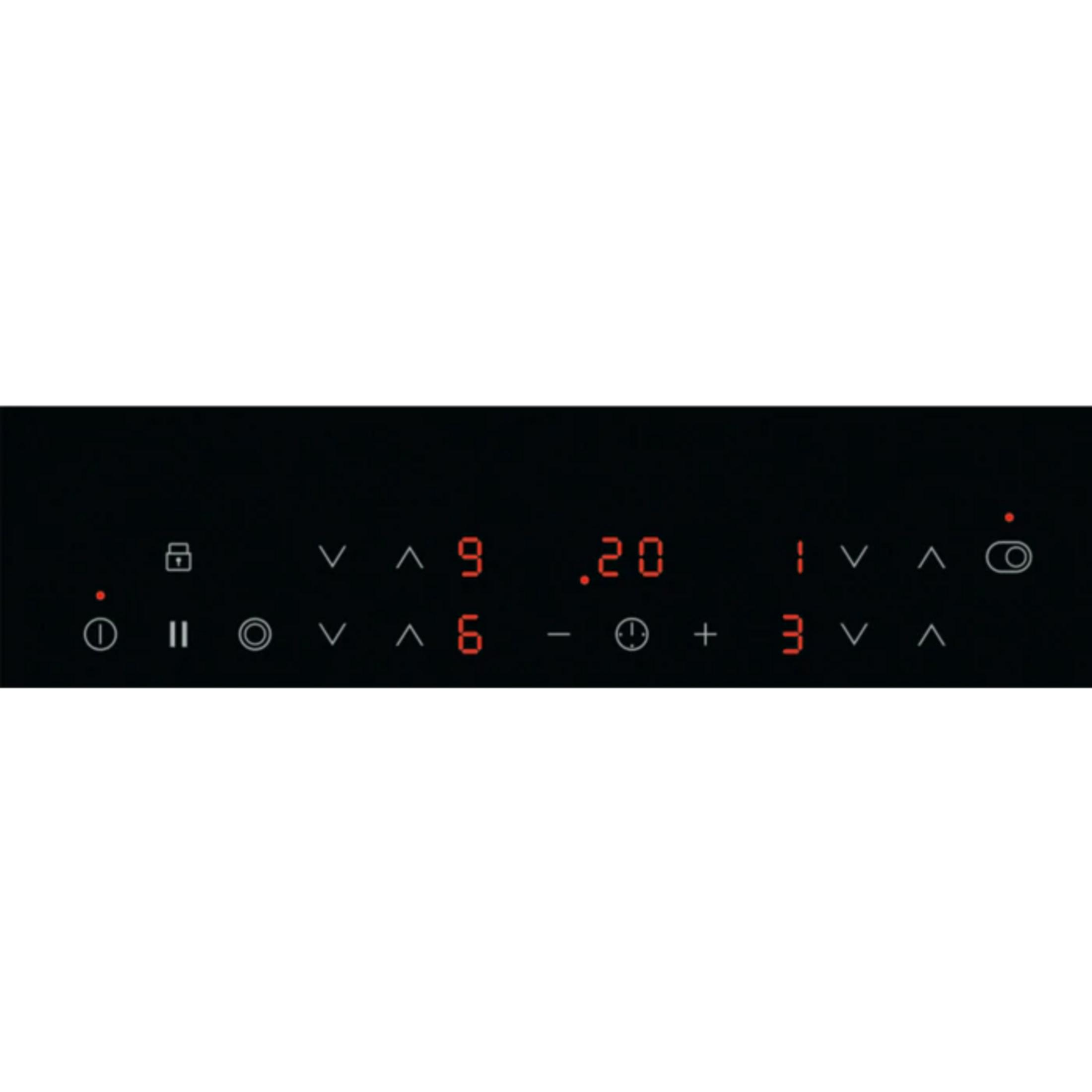 Pannello di controllo del piano cottura con numeri, simboli e luce rossa.
