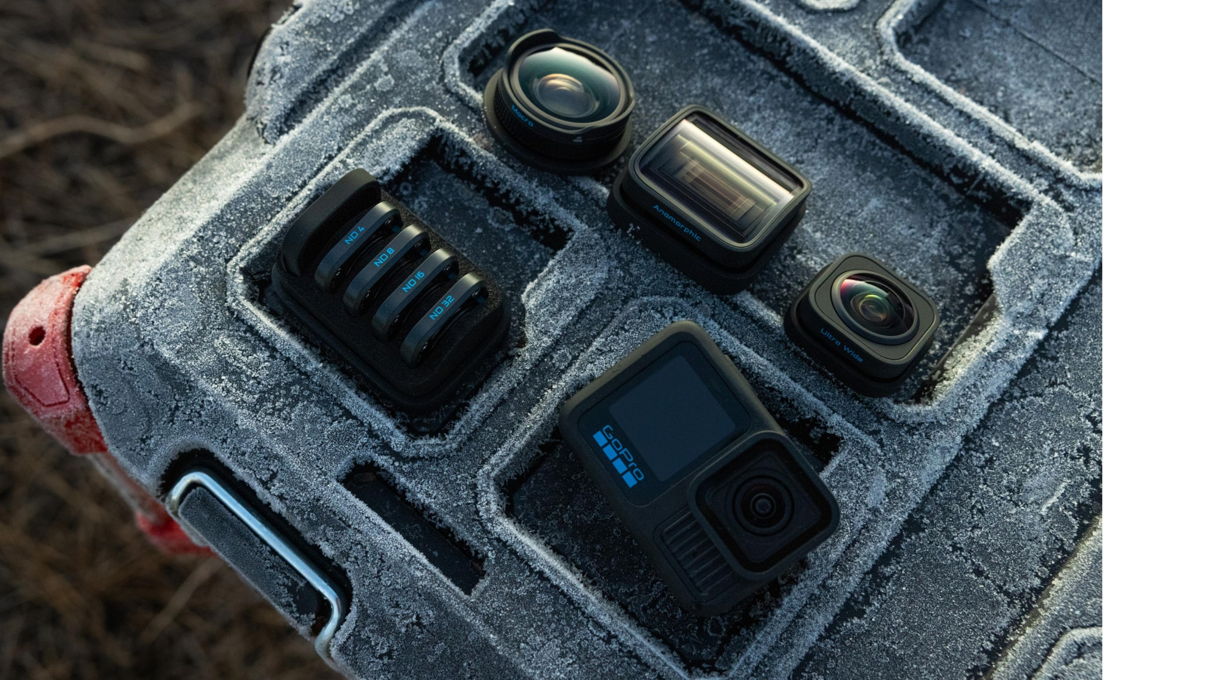 Gefrorene GoPro-Ausrüstung: Kamera, ND-Filter, Makro-, Ultra-Weitwinkel- und Anamorph-Objektive in einer Box.