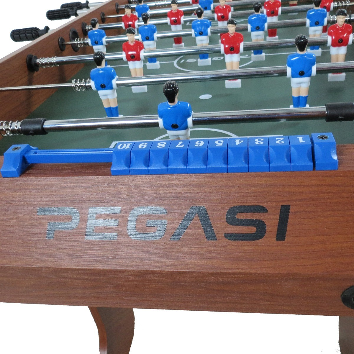 Houten voetbaltafel met blauwe en rode spelers en scoretellers.