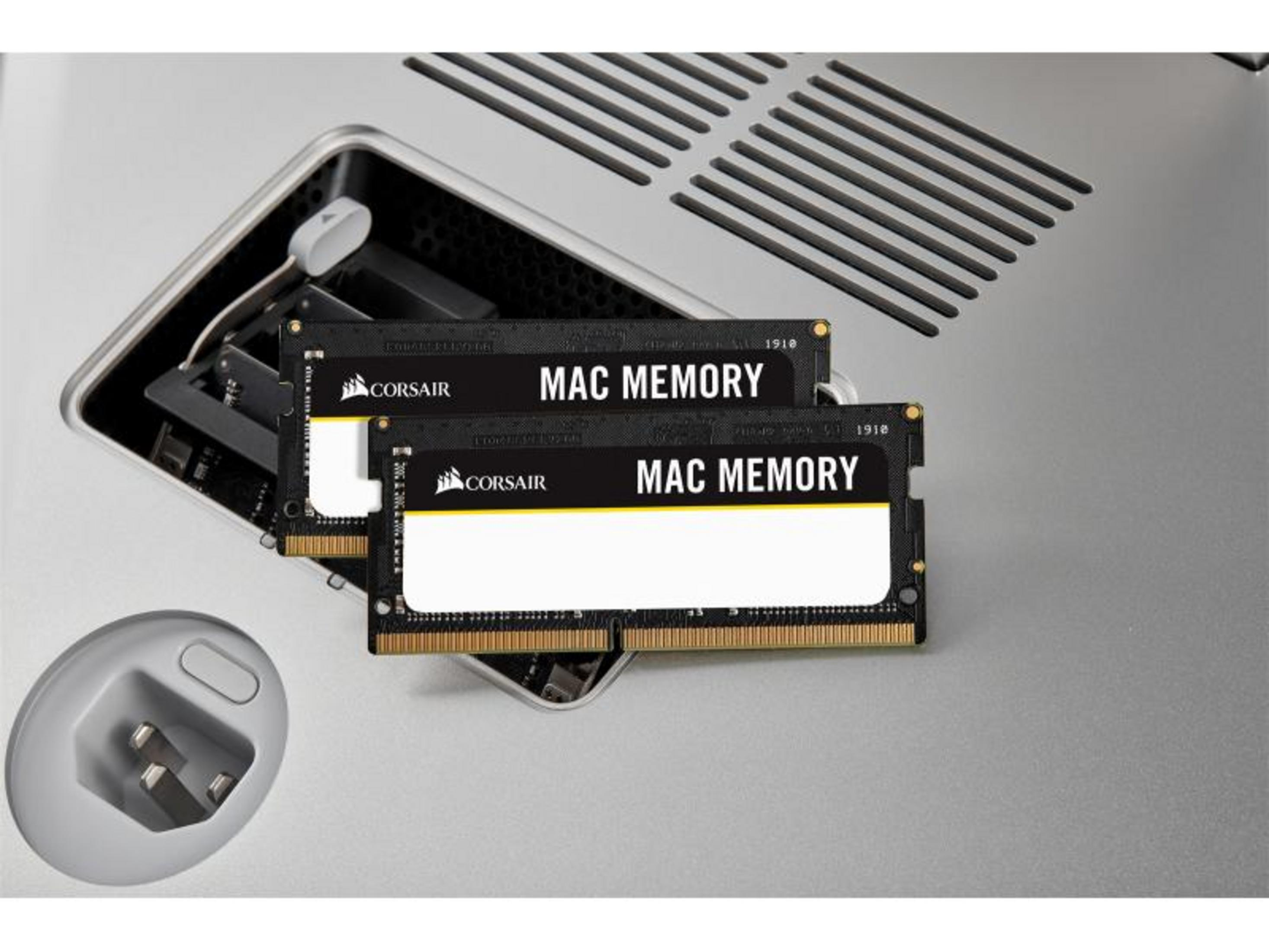 Zwei Corsair Mac-Speichermodule liegen auf einem Computergehäuse.