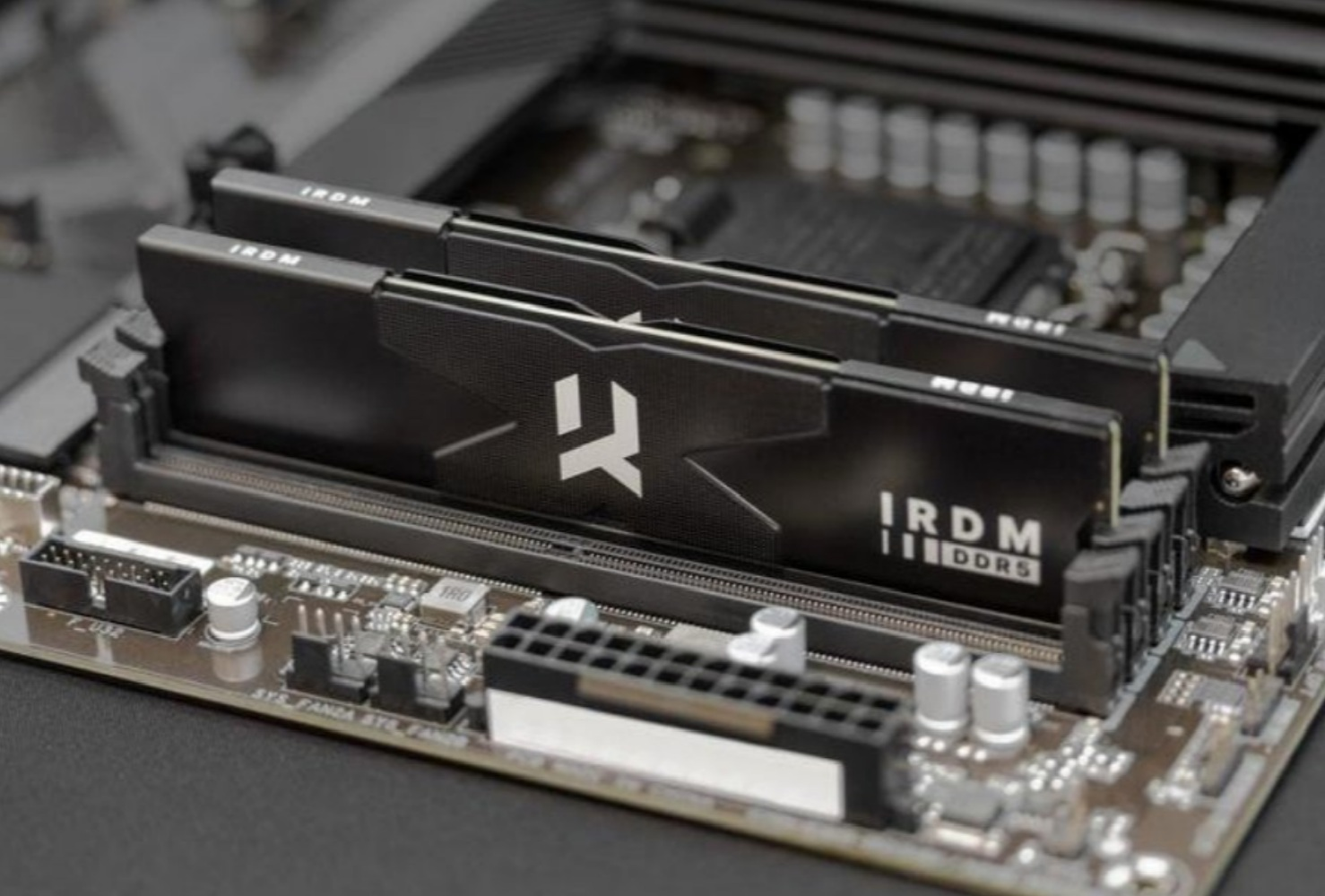Dwa czarne moduły RAM DDR5 z logo IRDM zainstalowane na płycie głównej.