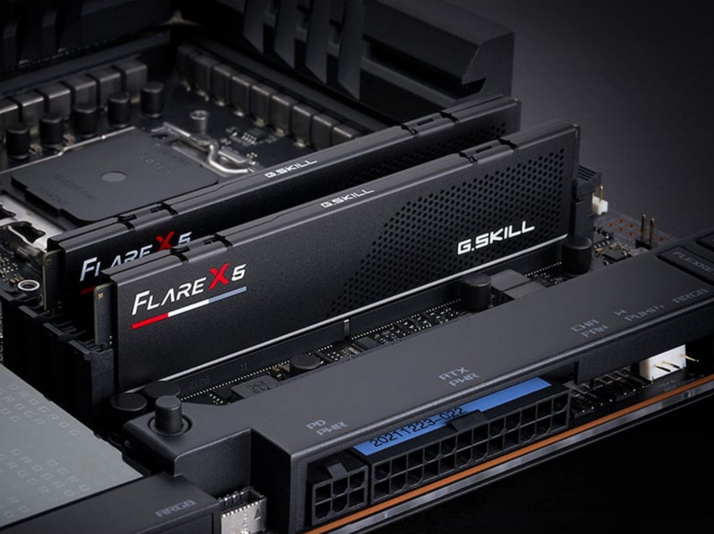 Dwa czarne moduły RAM G.Skill FLARE X5 zainstalowane na płycie głównej.