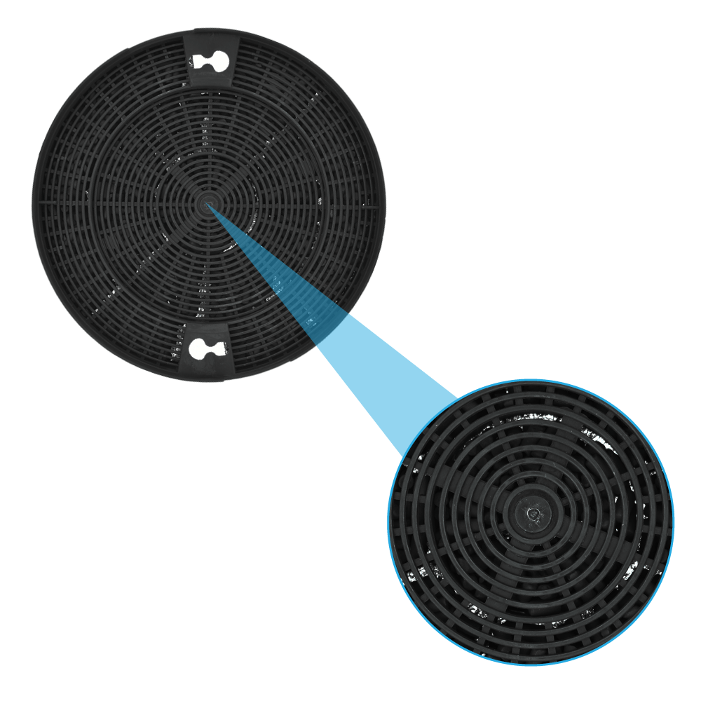 Un filtro rotondo a carboni attivi nero con un primo piano dettagliato di una sezione.