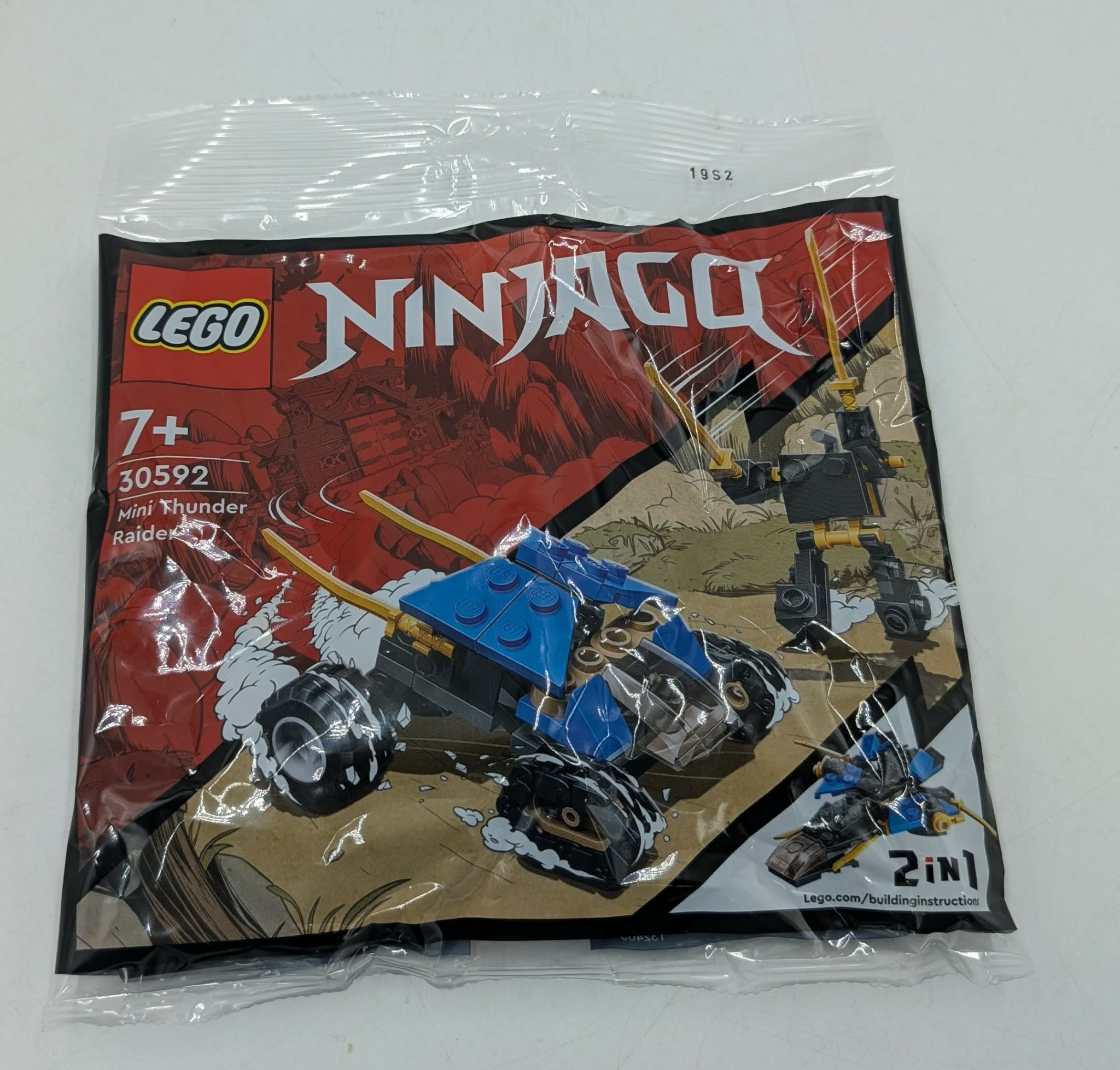 Set LEGO Ninjago Mini Thunder Raider, avec véhicule bleu et figurine robot.