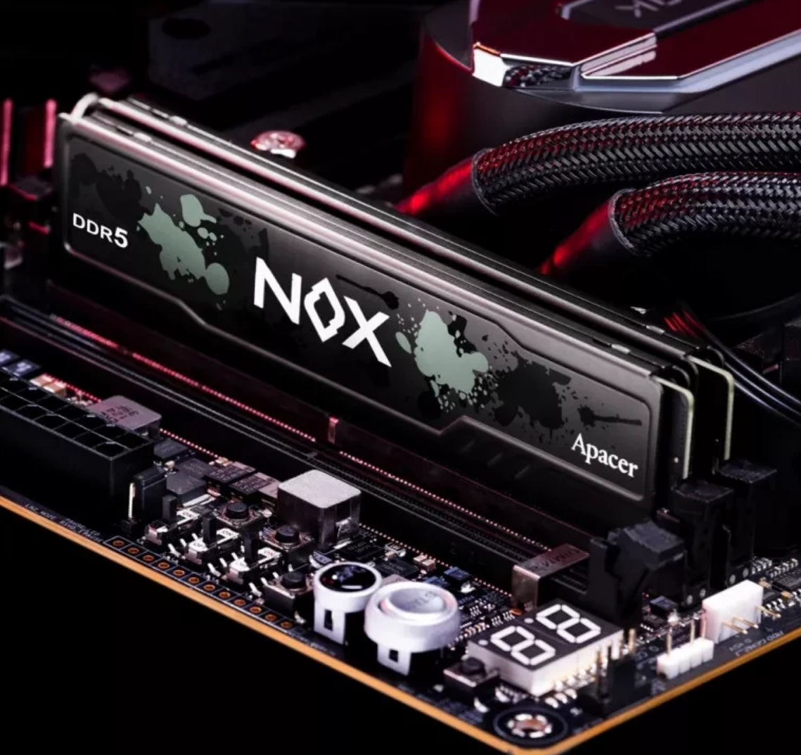 Modulo RAM DDR5 nero con loghi 'NOX' e 'Apacer' su una scheda madre con LED rossi.