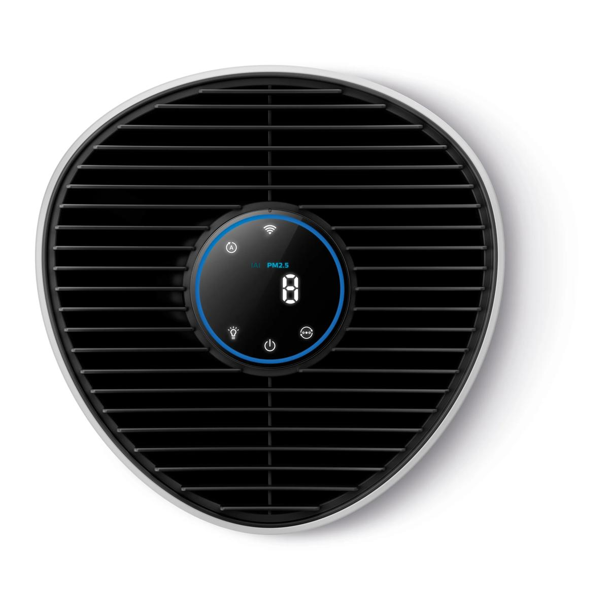 Un purificador de aire moderno con rejilla negra y pantalla iluminada en azul que muestra el 8.