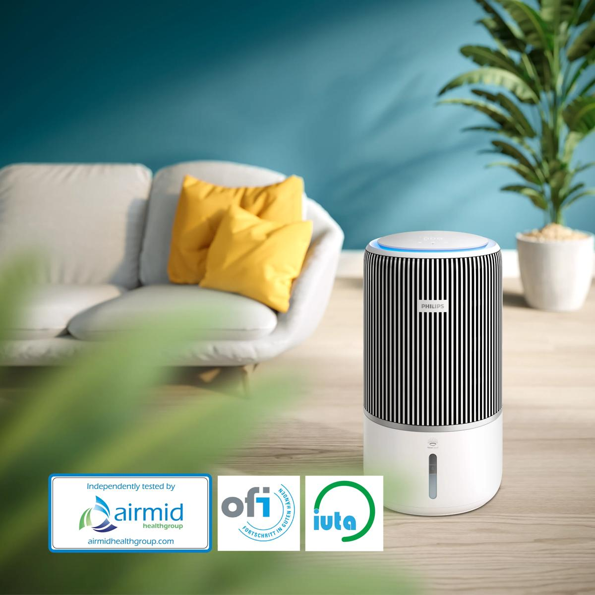 Ein weißer Philips Luftreiniger mit schwarzem Streifenmuster steht auf einem Holzboden.