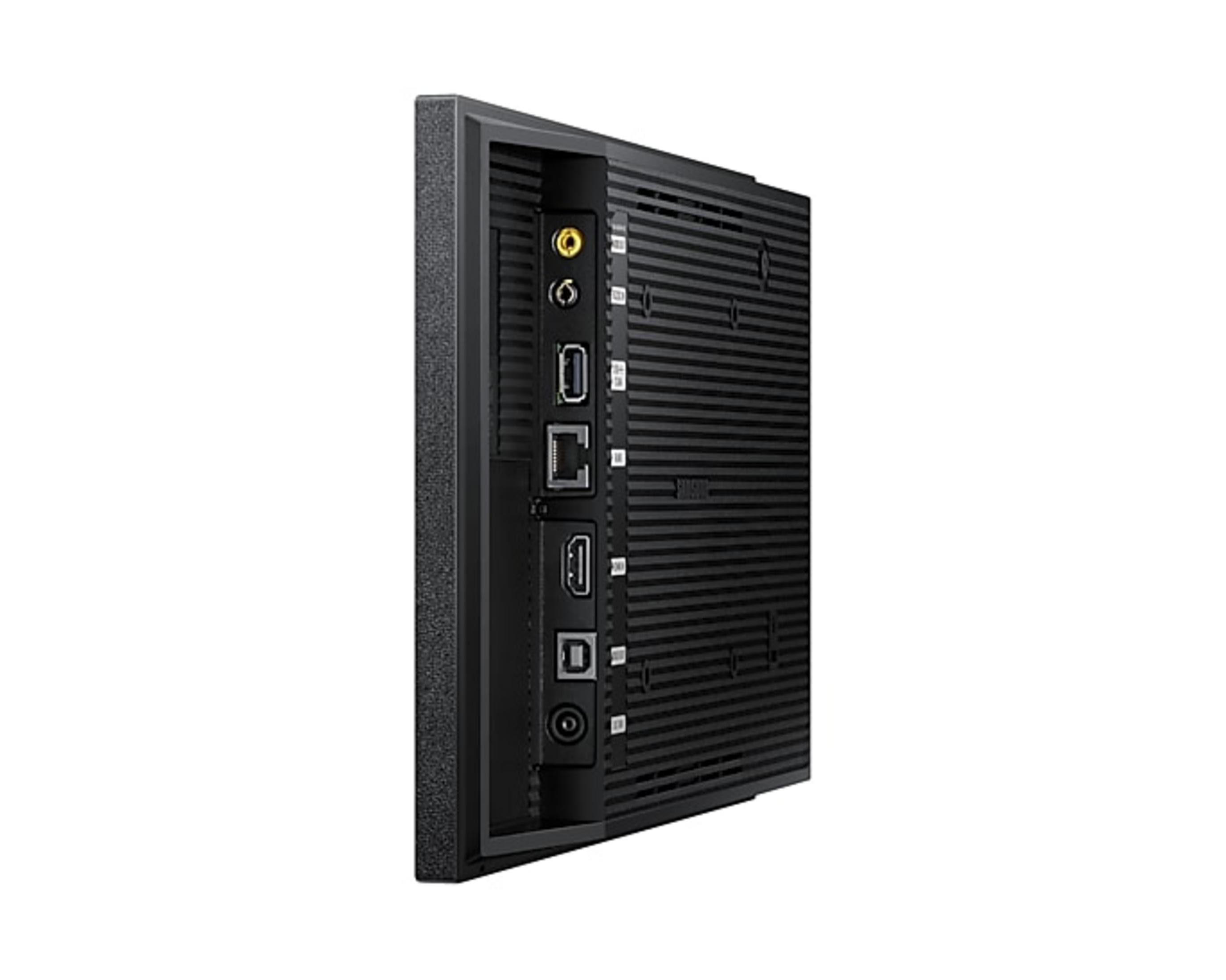 Retro di un dispositivo nero con varie porte, tra cui HDMI e USB.