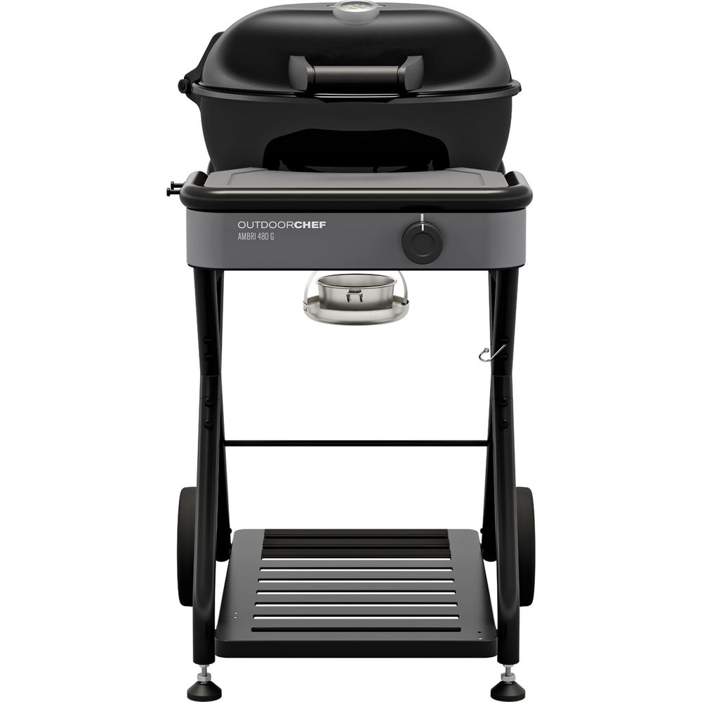 Ein schwarzer Gasgrill von Outdoorchef auf einem Untergestell mit Rädern und Ablage.