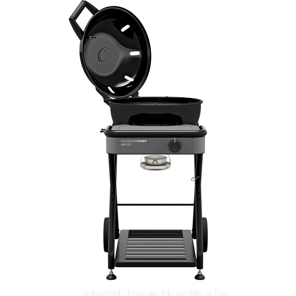 Ein offener Outdoorchef Grill in Grau und Schwarz mit Rädern und Ablage.