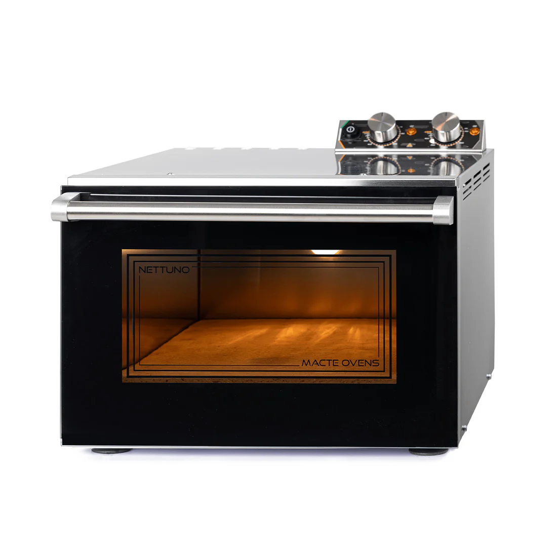 Un forno nero con porta a vetro, maniglia in acciaio inox e manopole argentate.