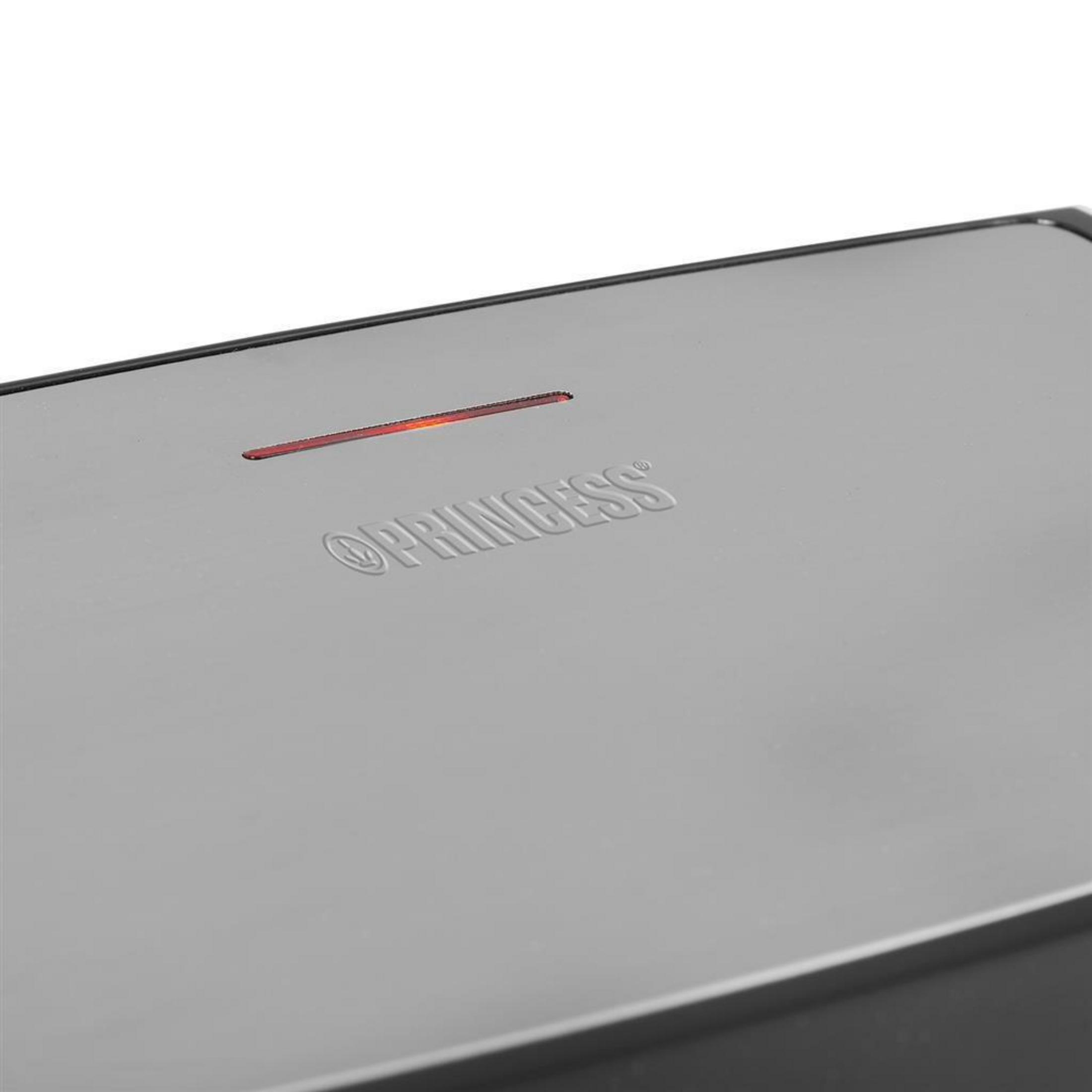 Apparecchio grigio con indicatore rosso illuminato e logo in rilievo.