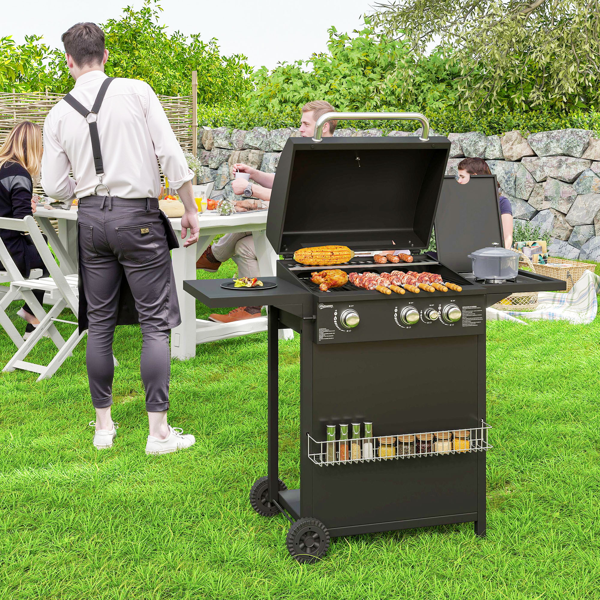 Una griglia con cibo e persone in un giardino. Una griglia con cibo è in primo piano.
