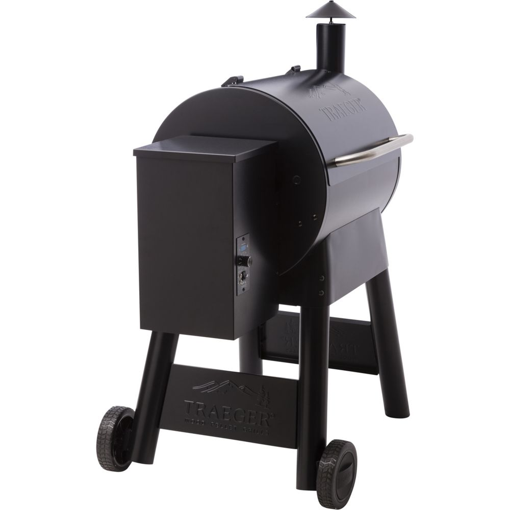 Un grill à granulés Traeger noir avec poignée argentée, roues et panneau de commande.