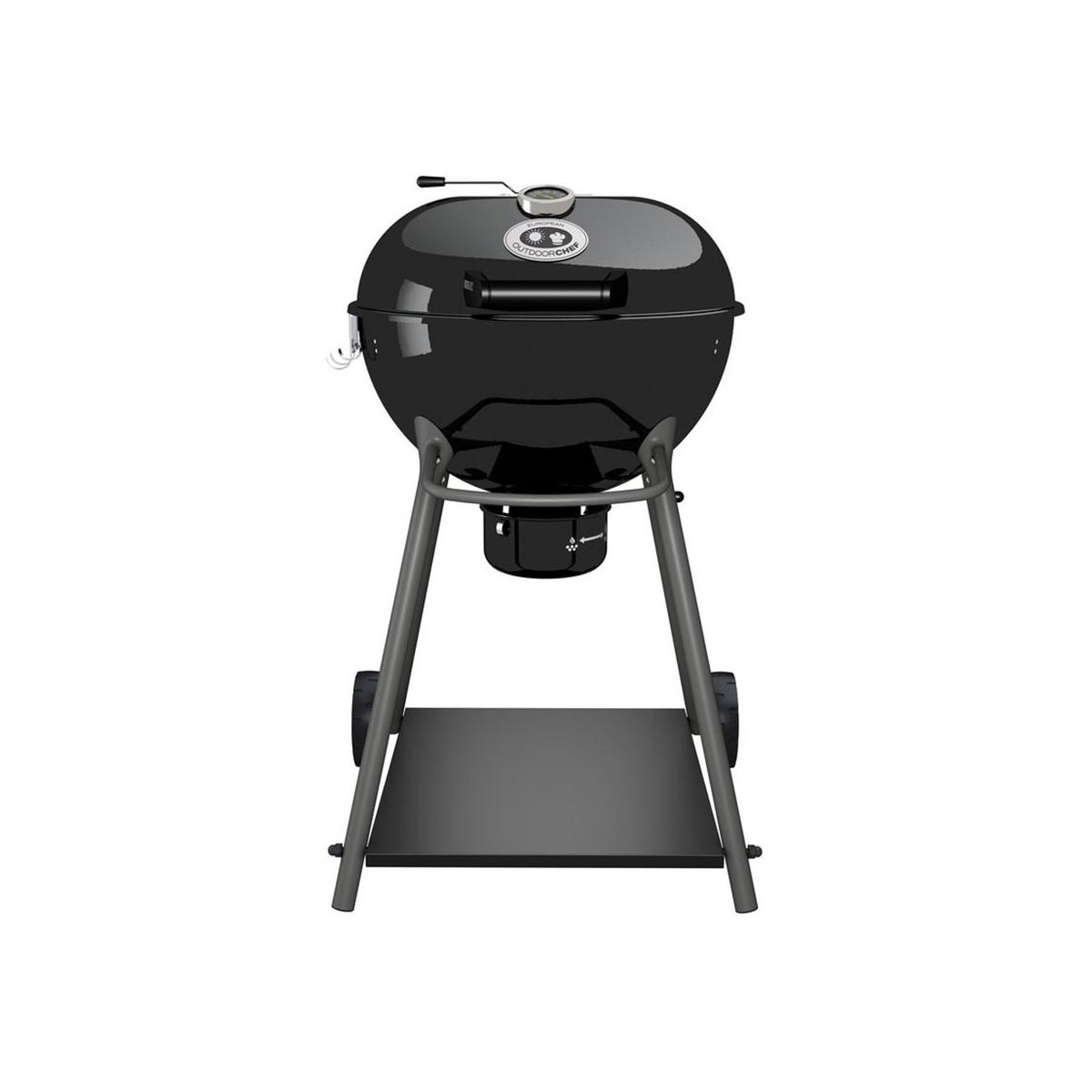 Un barbecue a carbone nero su un supporto con ruote e mensola.