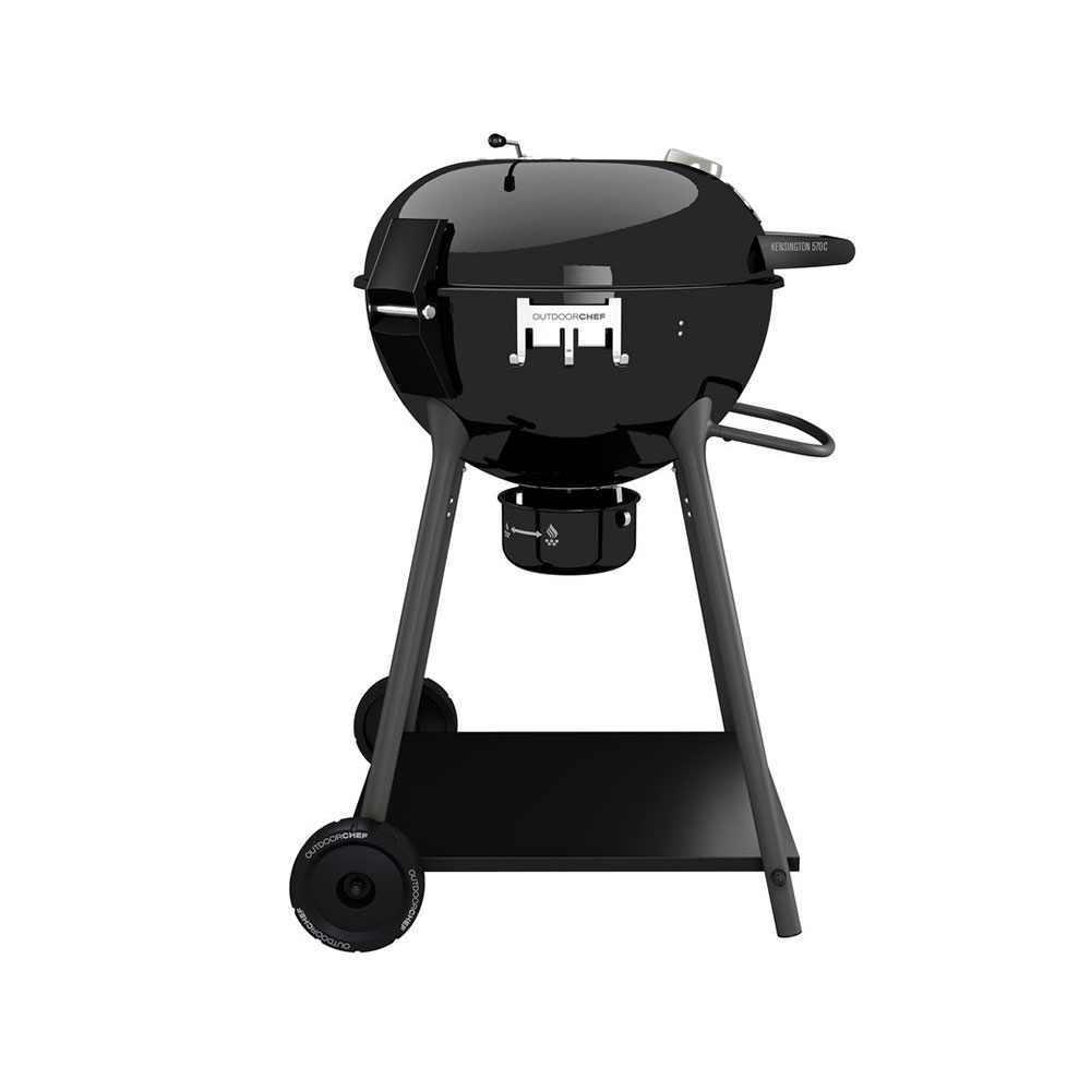 Un barbecue nero a forma di sfera su supporto grigio con ripiano e ruote.