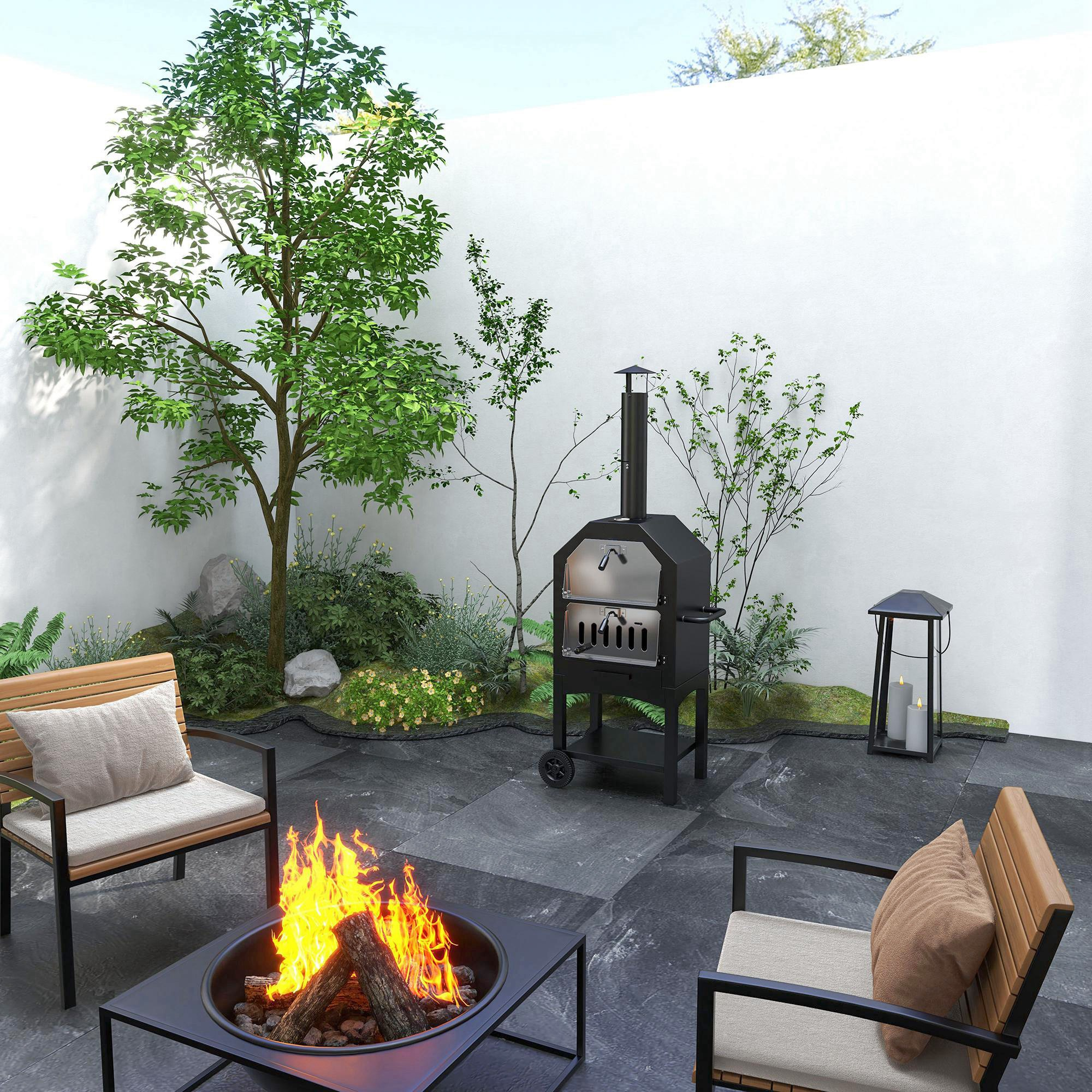 Patio esterno con braciere, grill, due sedie, alberi e lanterna.
