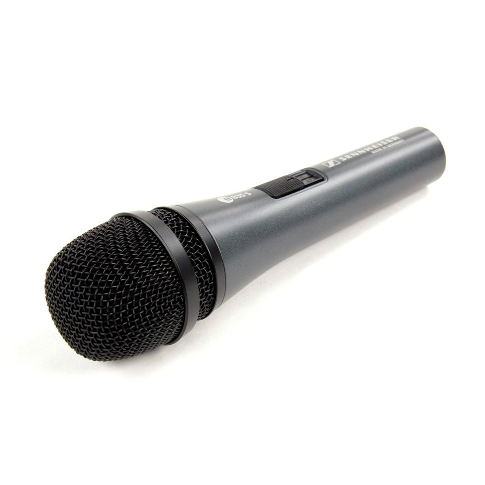 Szary mikrofon Sennheiser E 835 S z czarną kratką na białym tle.