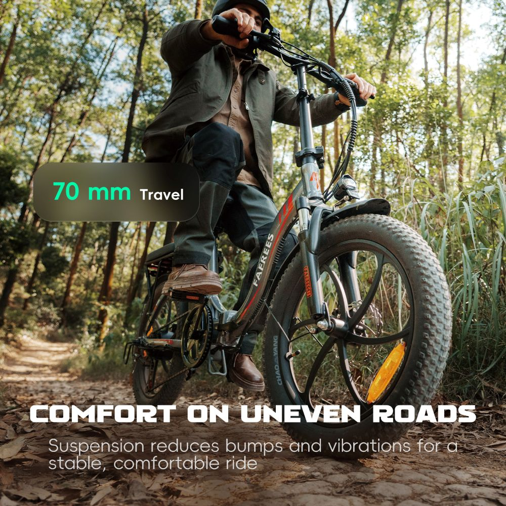Hombre monta una bicicleta eléctrica con llantas anchas en un sendero.