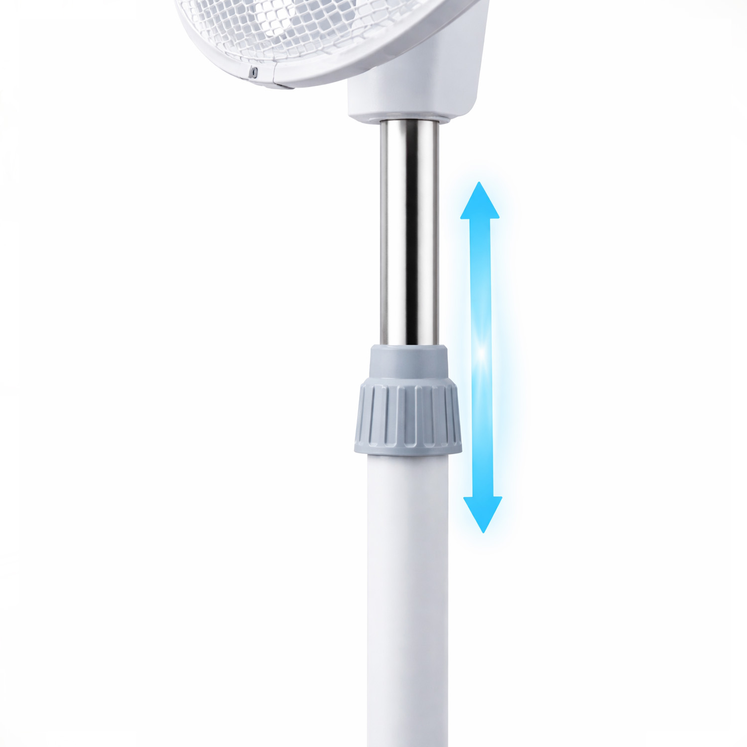 Un ventilador de pedestal blanco con soporte ajustable y flechas que indican el ajuste de altura.