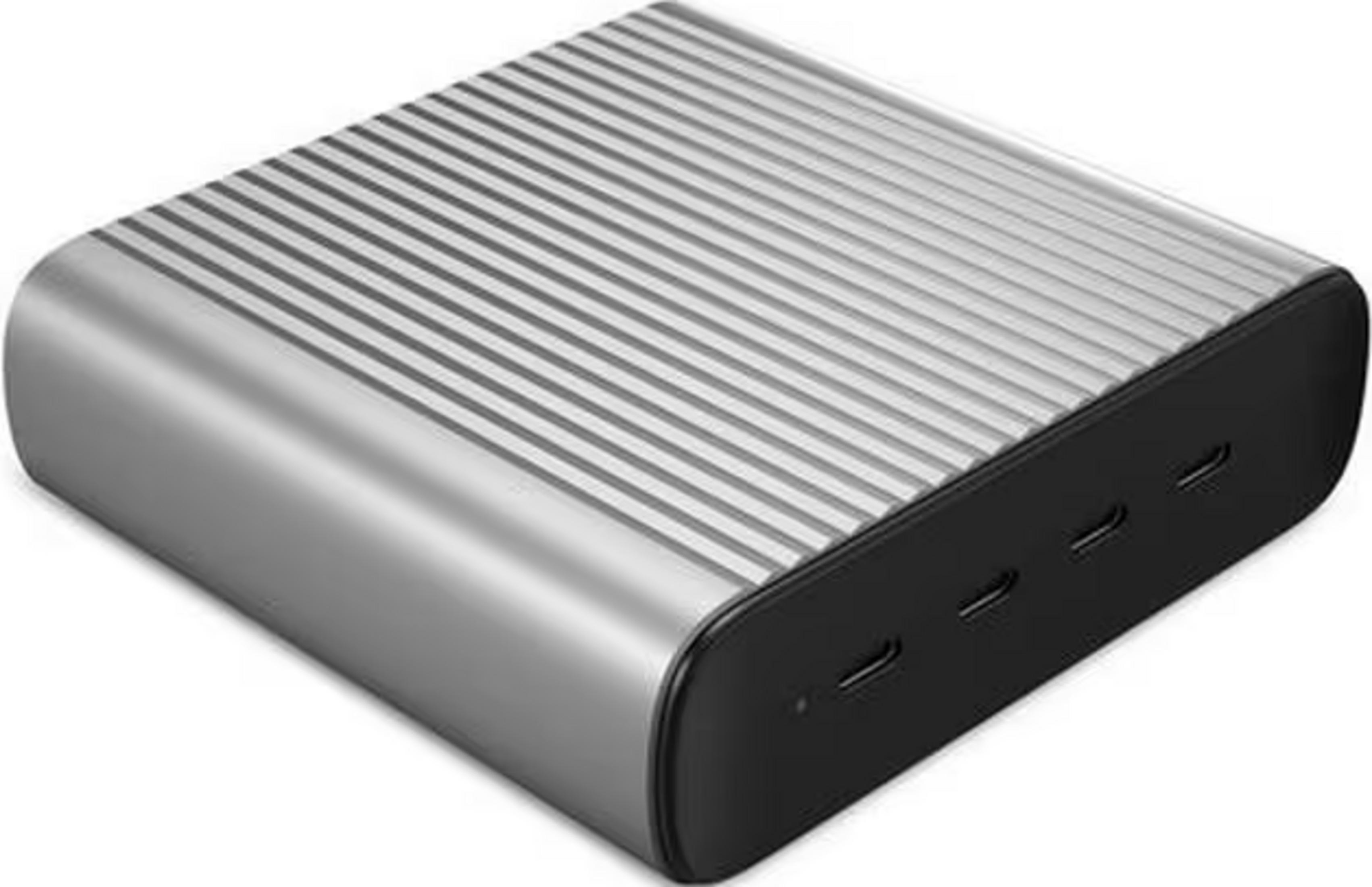 Un disco externo plateado con carcasa acanalada y tres puertos USB-C.