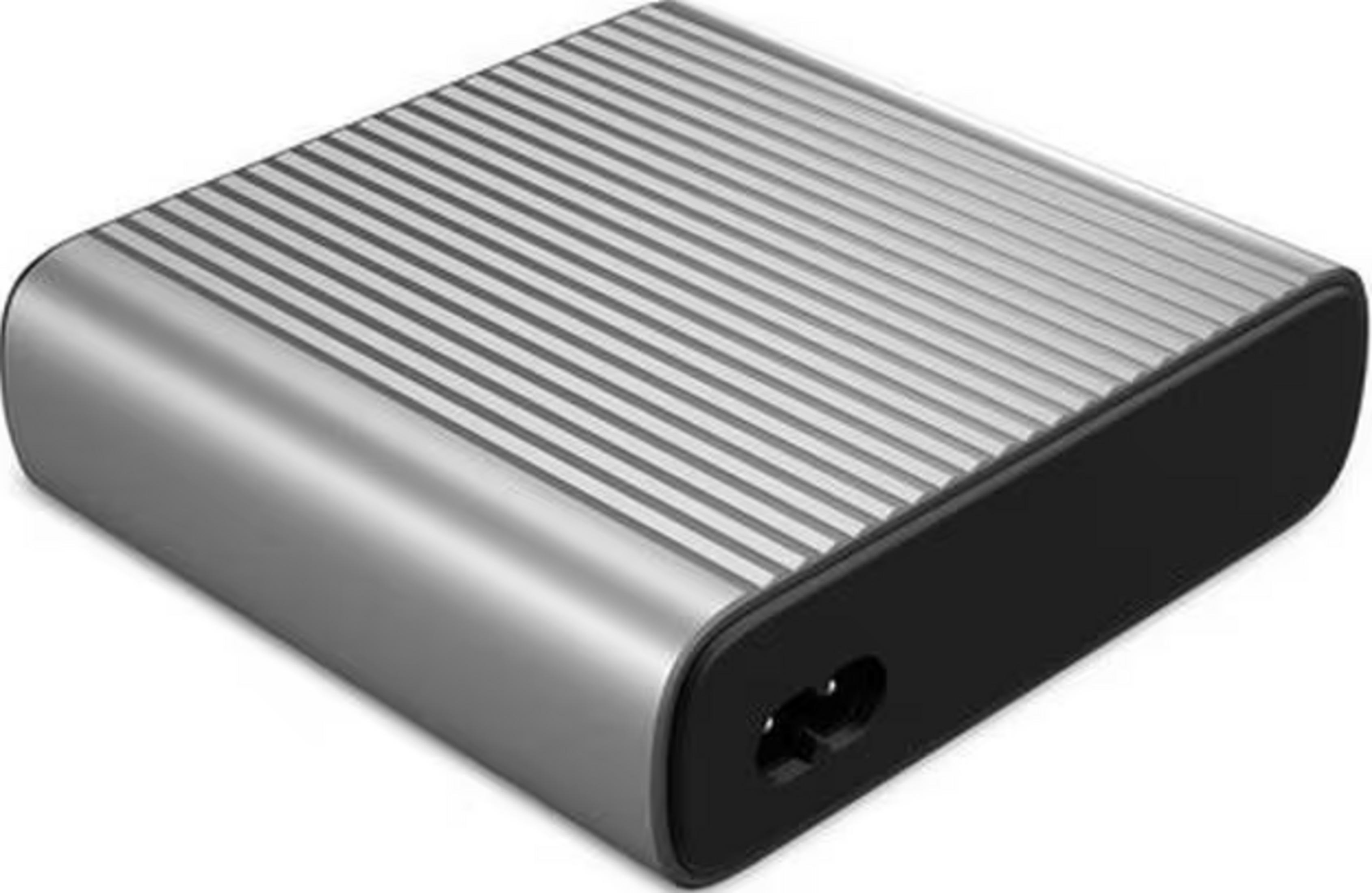 Un adaptador de corriente plateado con carcasa acanalada y bordes negros.