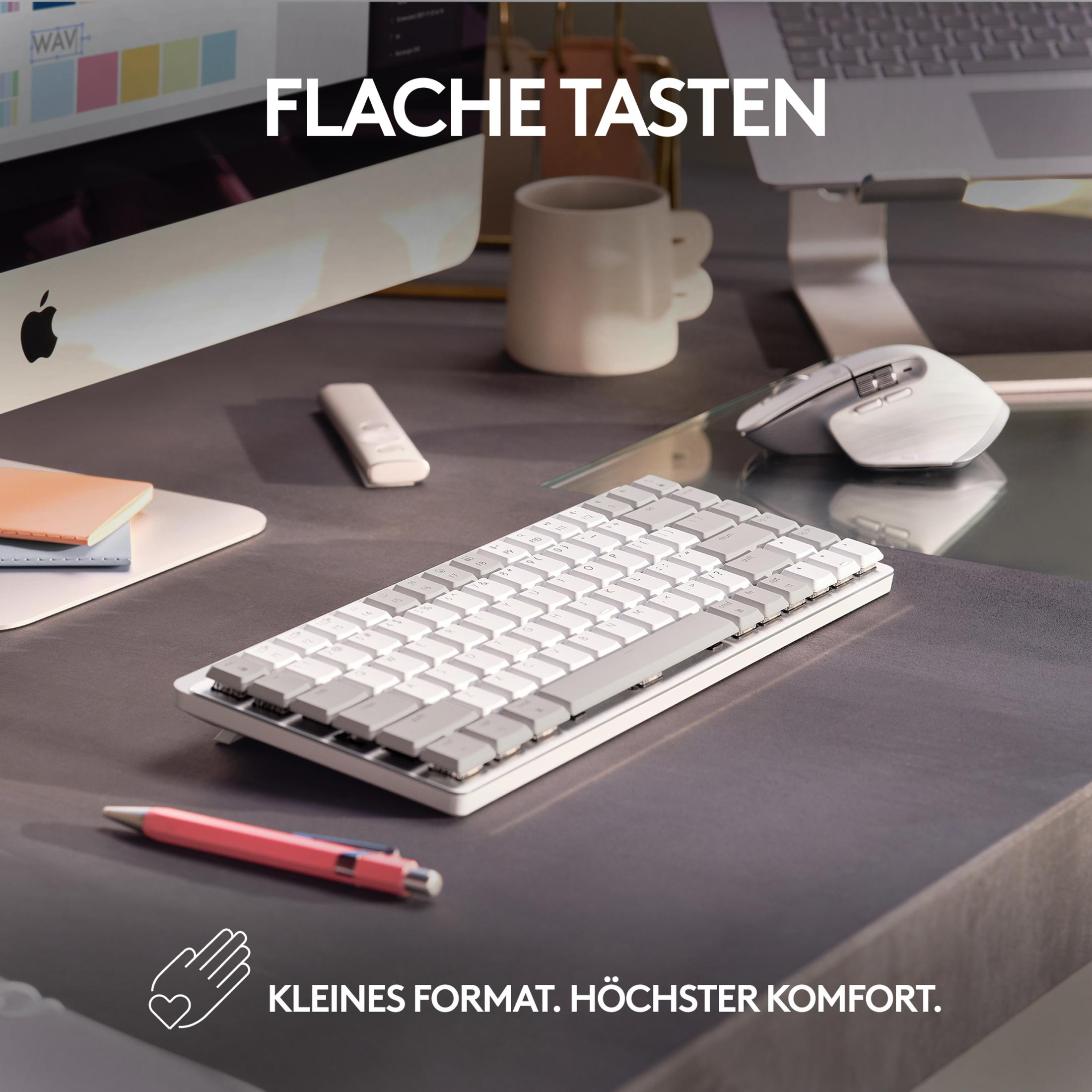 Una tastiera e un mouse bianchi su una scrivania con un logo Apple.